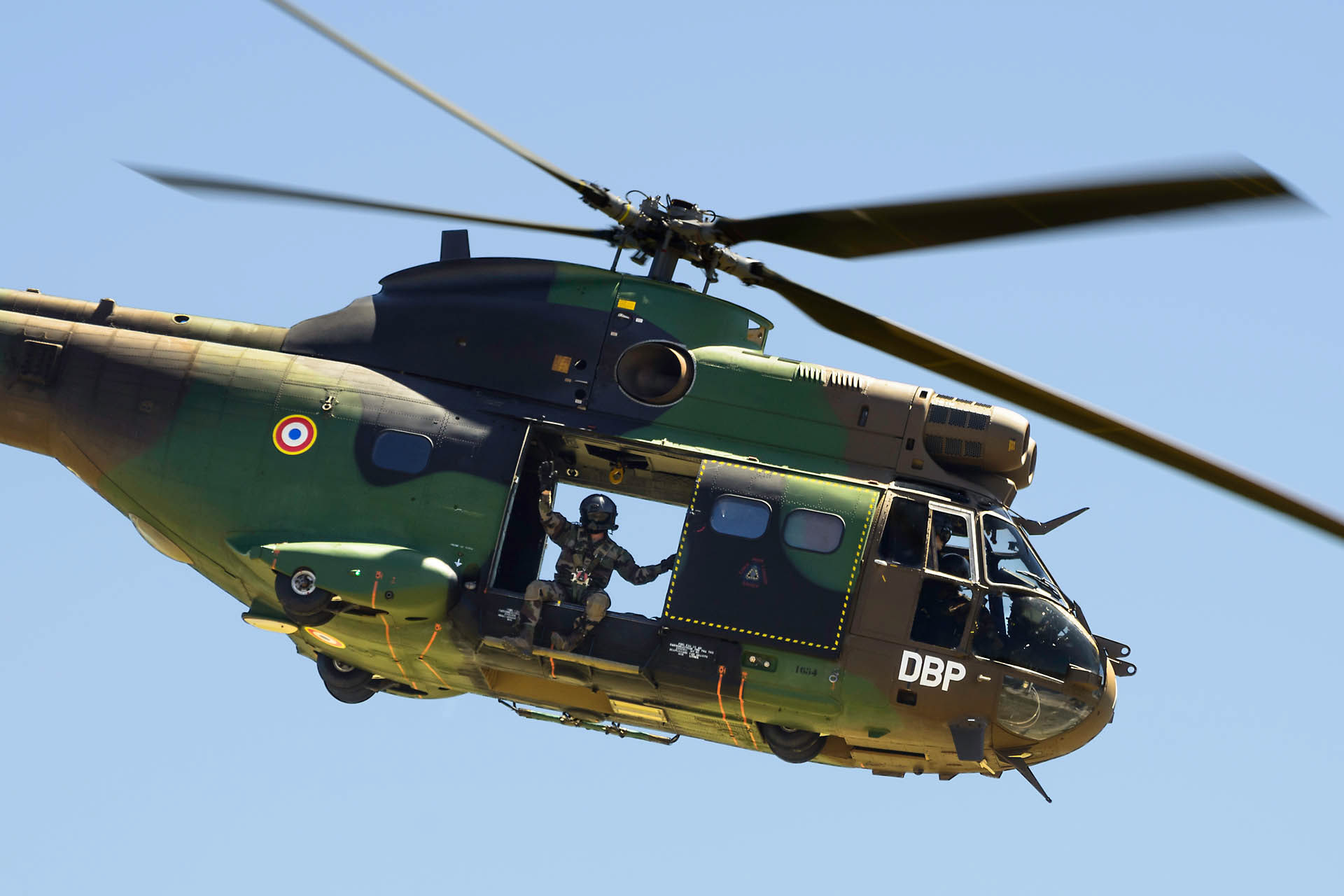 Démonstration d'extinction d'un incendie de forêt, treuillage d'un pompier  par un Aérospatiale SA-330 Puma