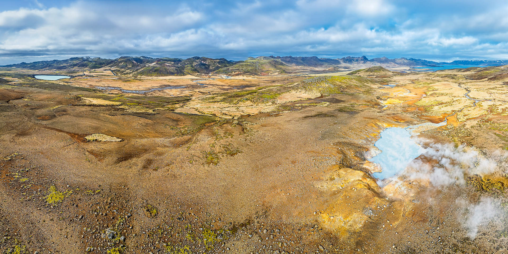 Péninsule Reykjanes : source chaude d'acide Engjavher, en arrière-plan de gauche à droite lacs Gígvatnsvatn et Kleifarvatn
