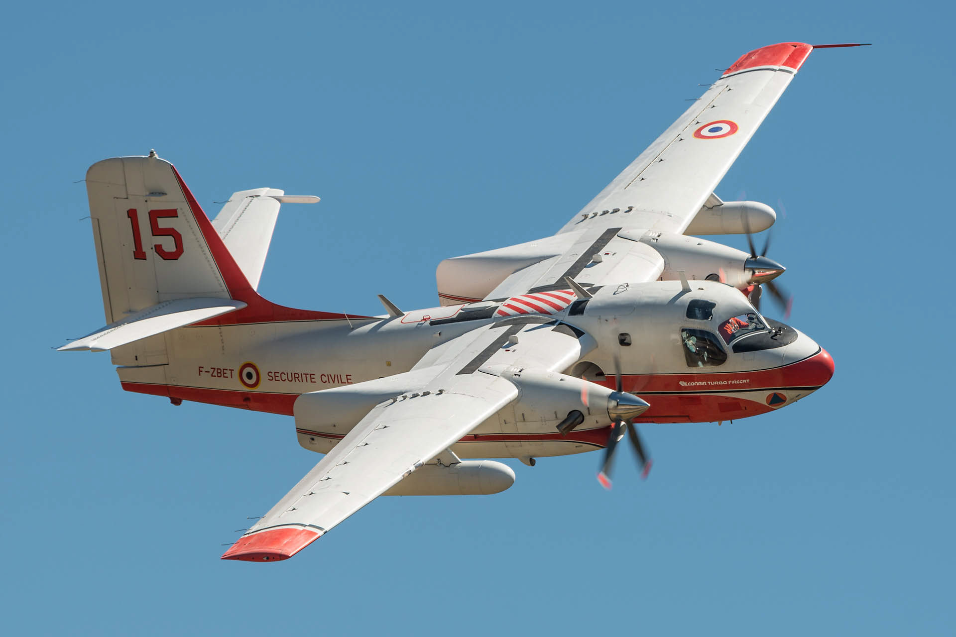 Démonstration d'extinction d'un incendie de forêt, largage par un Tracker S-2FT Turbo Firecat