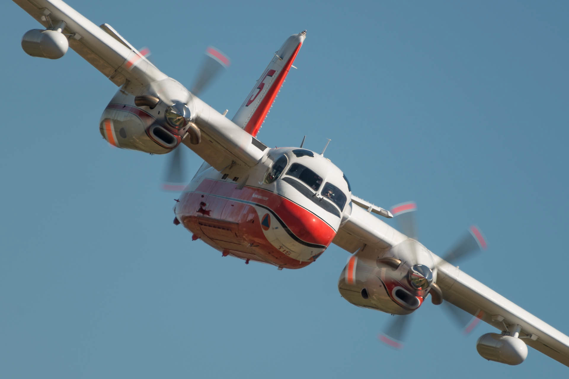 Démonstration d'extinction d'un incendie de forêt, largage par un Tracker S-2FT Turbo Firecat
