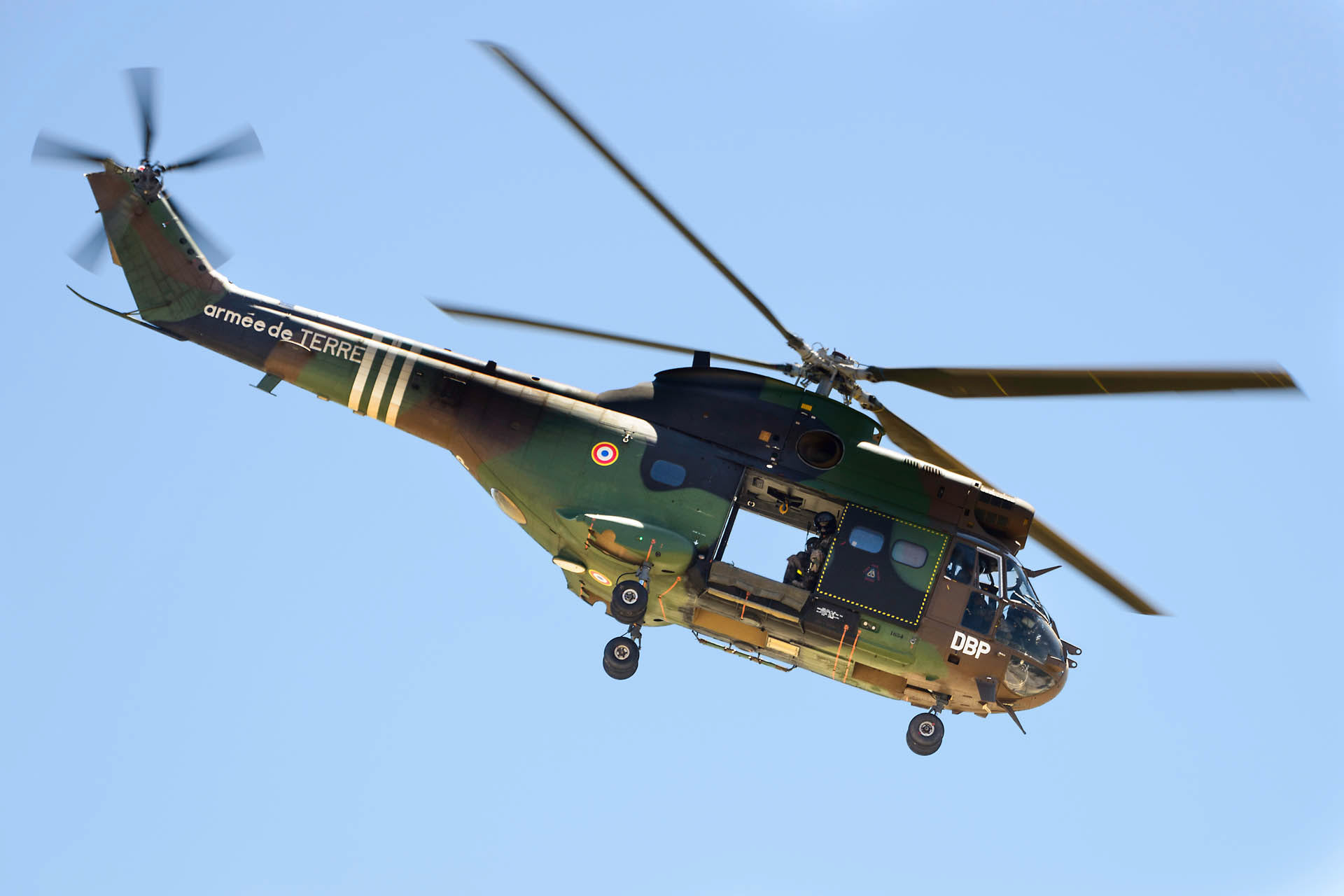 Démonstration d'extinction d'un incendie de forêt, treuillage d'un pompier  par un Aérospatiale SA-330 Puma