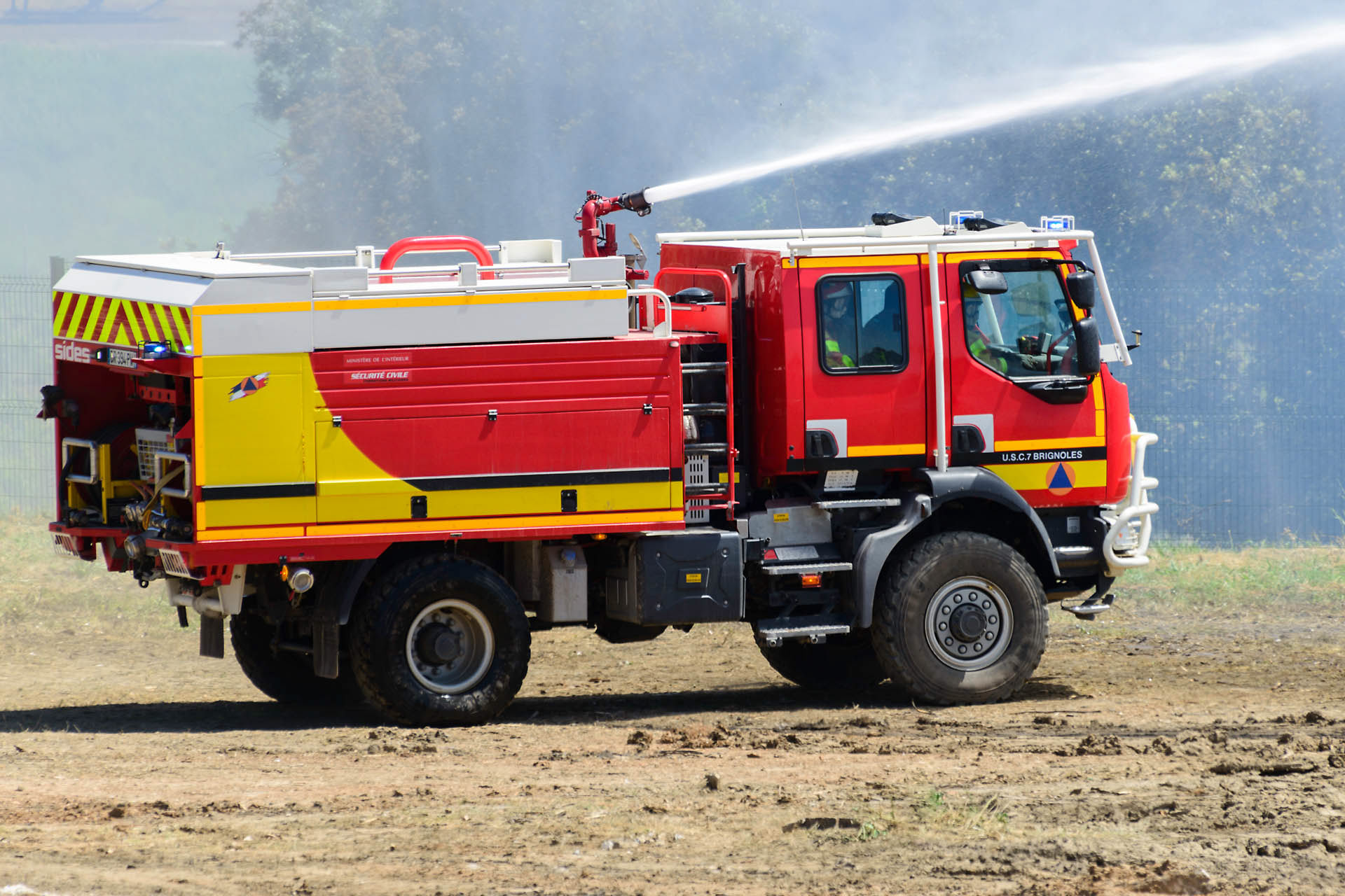 Démonstration d'extinction d'un incendie de forêt