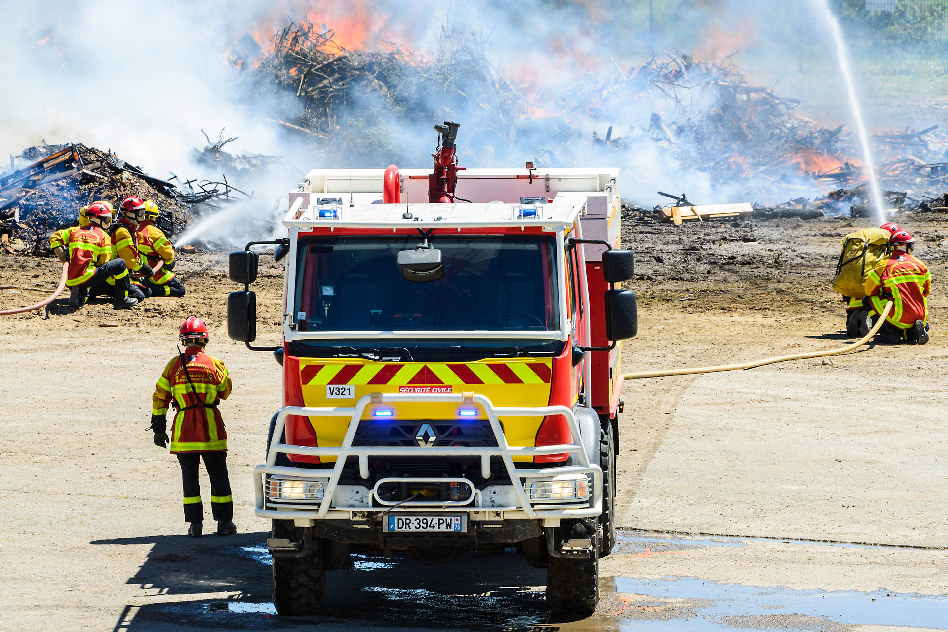 Démonstration d'extinction d'un incendie de forêt