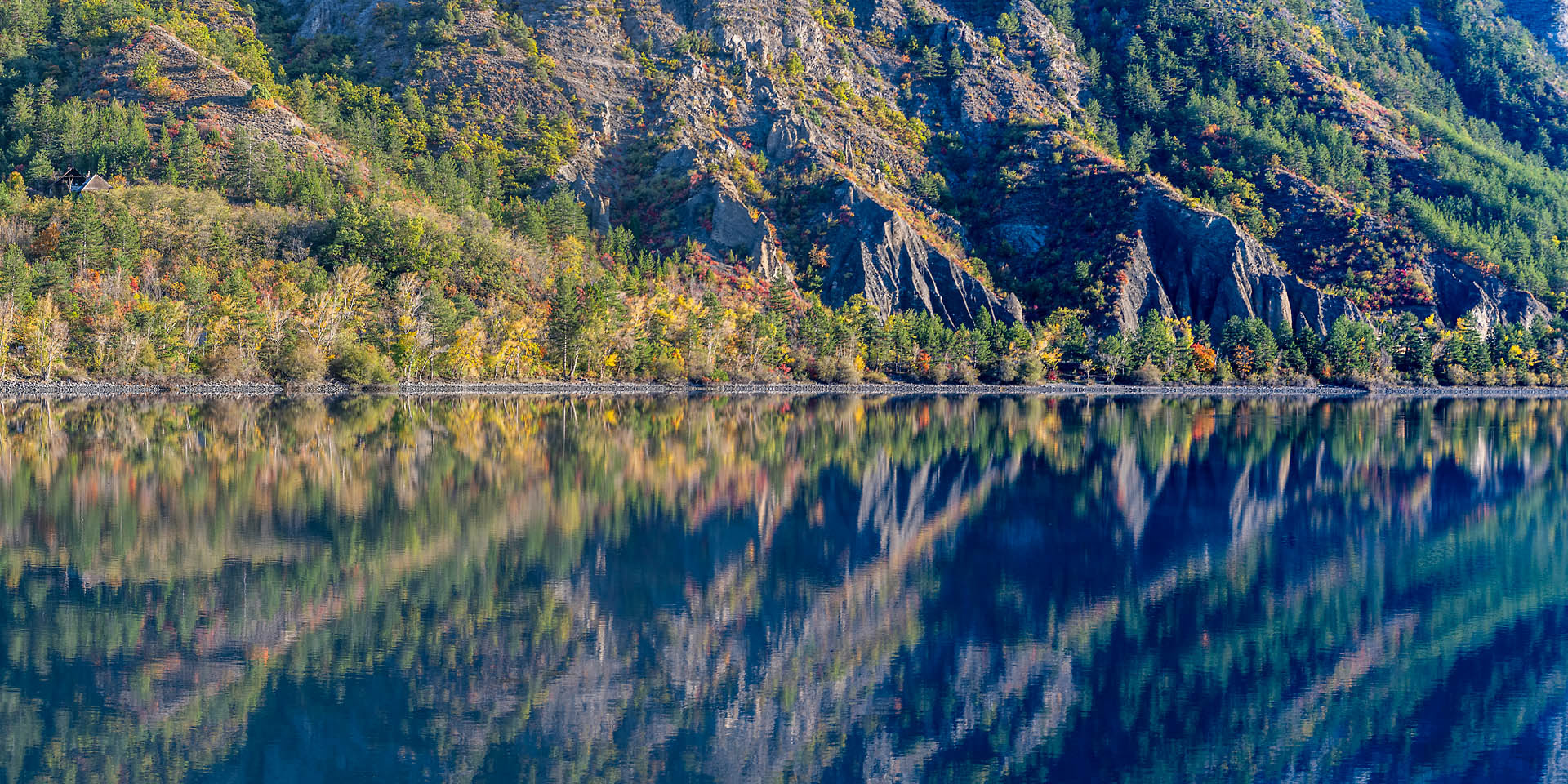 Retenue d'eau sur la Durance en amont du lac de Serre-Ponçon