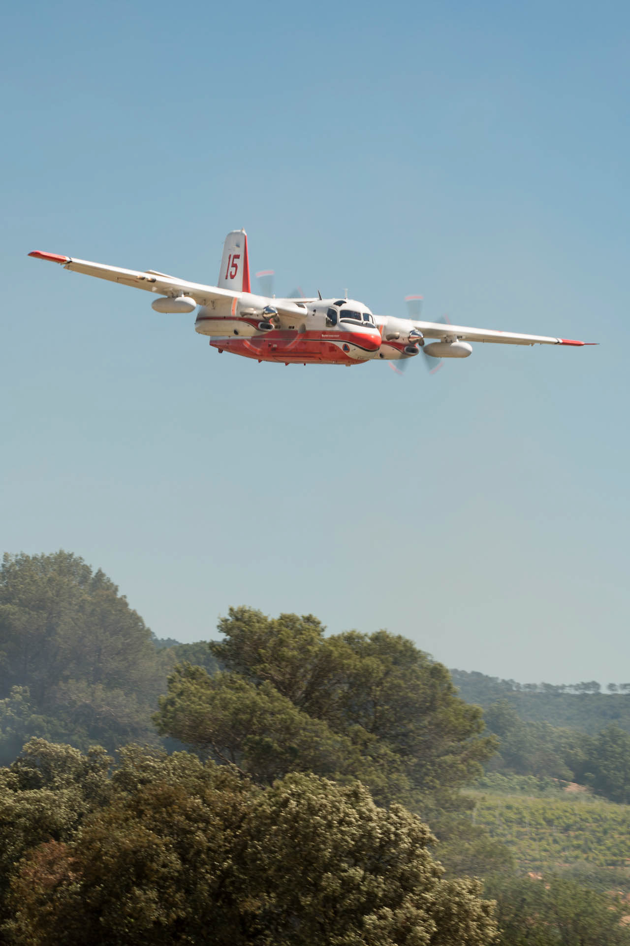 Démonstration d'extinction d'un incendie de forêt, largage par un Tracker S-2FT Turbo Firecat