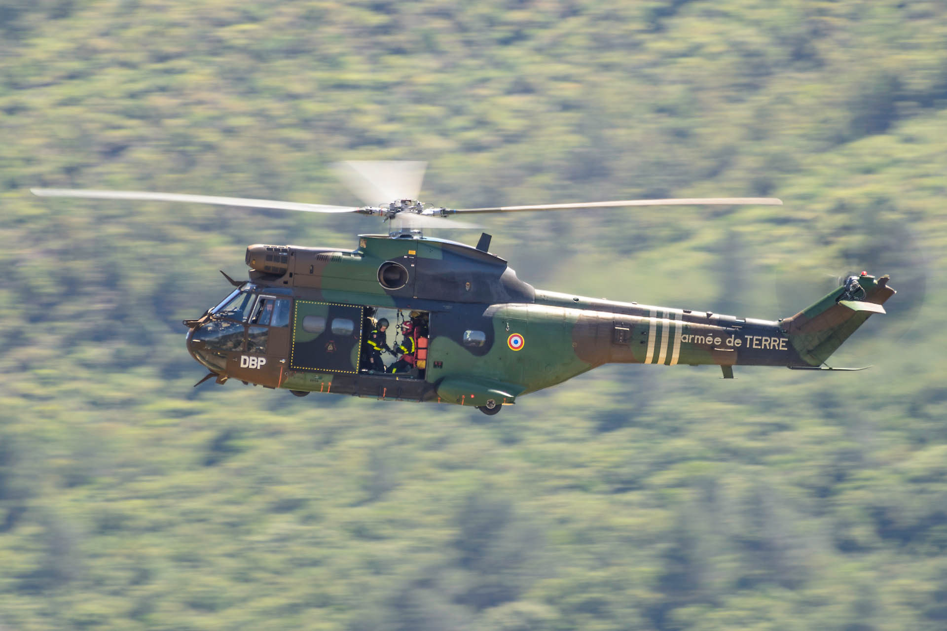 Démonstration d'extinction d'un incendie de forêt, treuillage d'un pompier  par un Aérospatiale SA-330 Puma