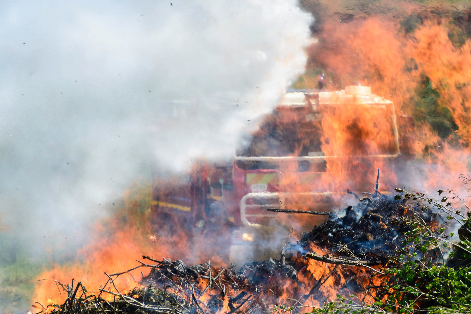 Démonstration d'extinction d'un incendie de forêt