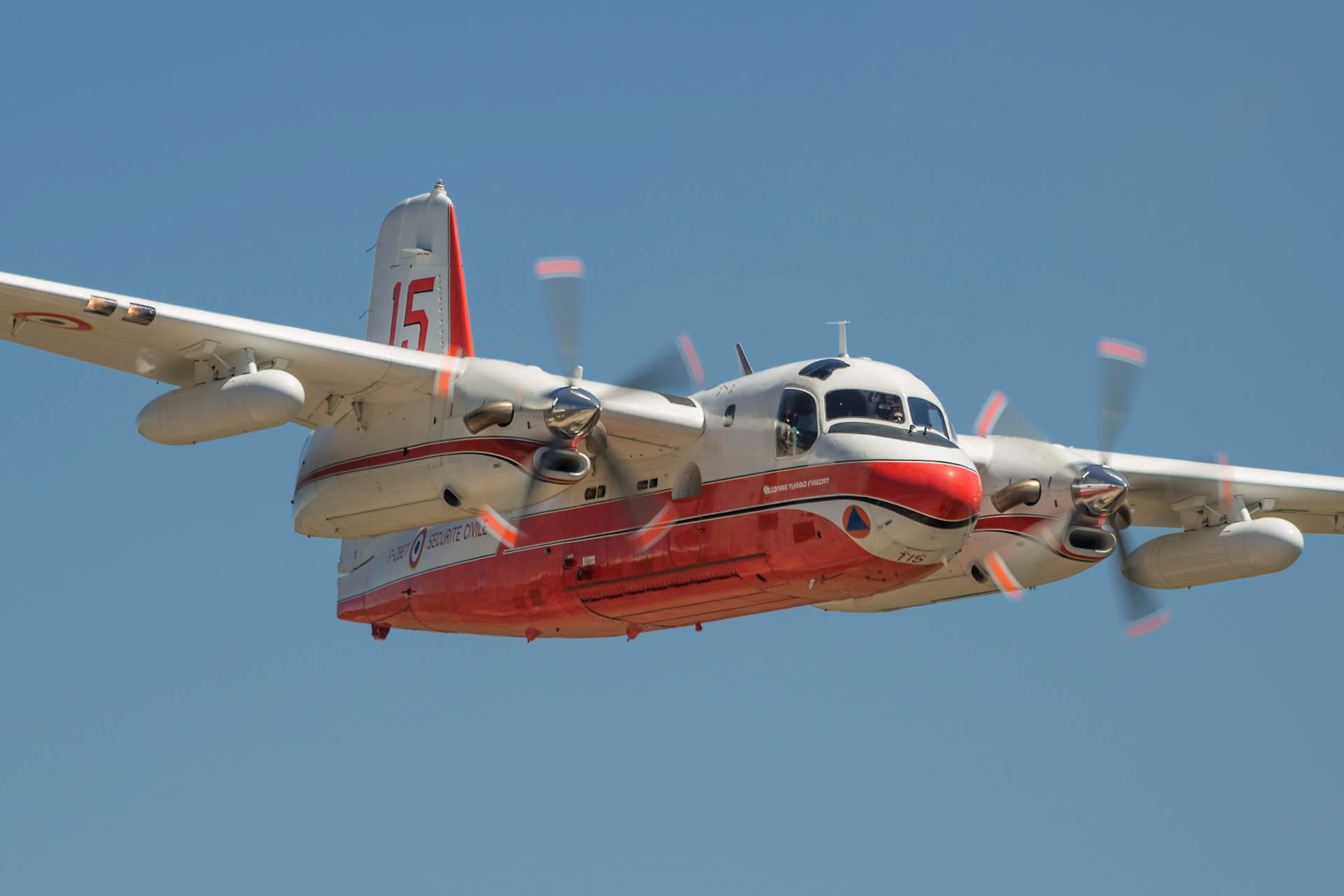 Démonstration d'extinction d'un incendie de forêt, largage par un Tracker S-2FT Turbo Firecat