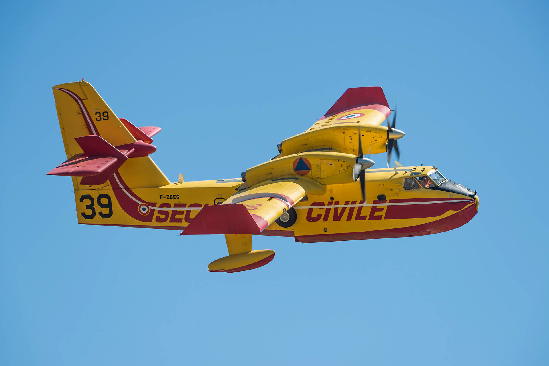 Démonstration d'extinction d'un incendie de forêt, largage par un Canadair CL-415
