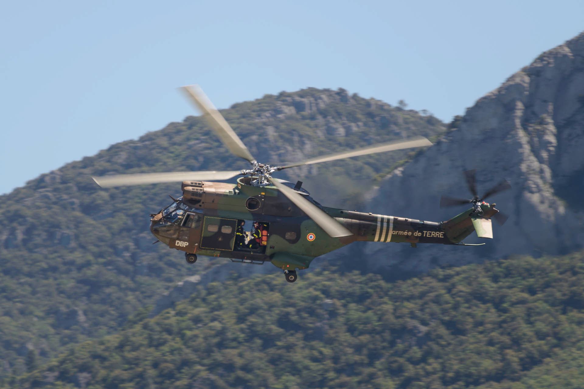 Démonstration d'extinction d'un incendie de forêt, treuillage d'un pompier  par un Aérospatiale SA-330 Puma