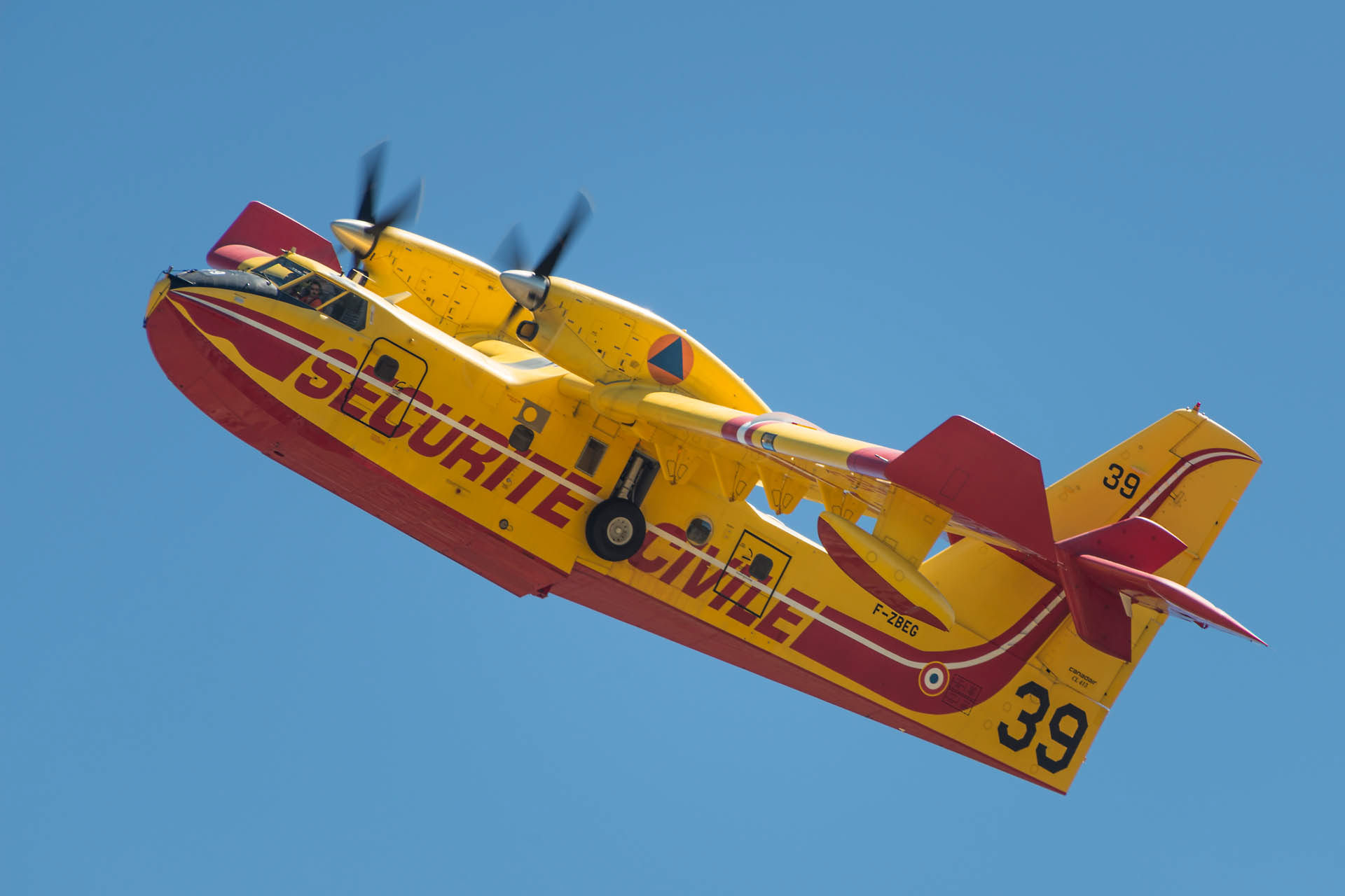 Démonstration d'extinction d'un incendie de forêt, largage par un Canadair CL-415