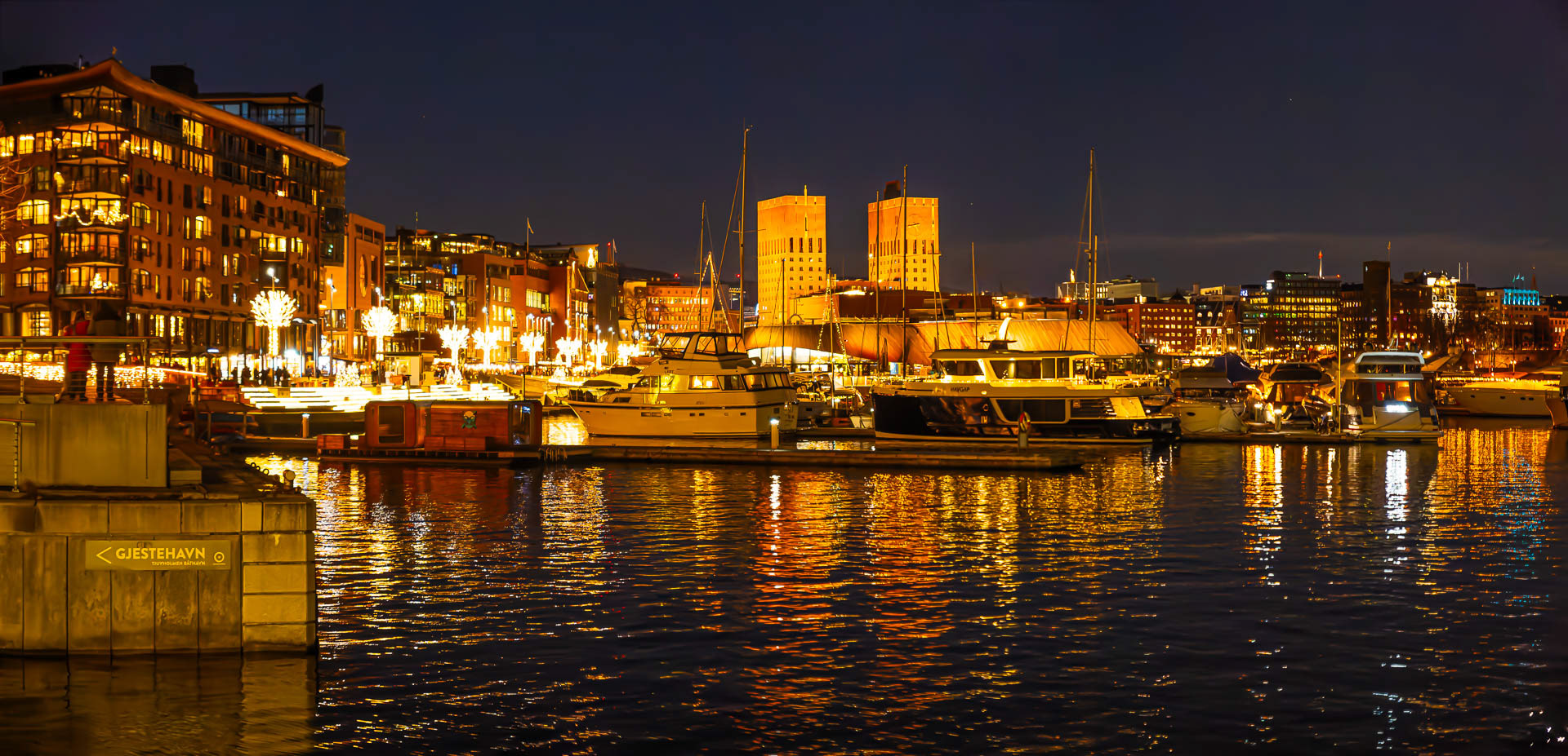Akker Brygge, mairie en arrière-plan