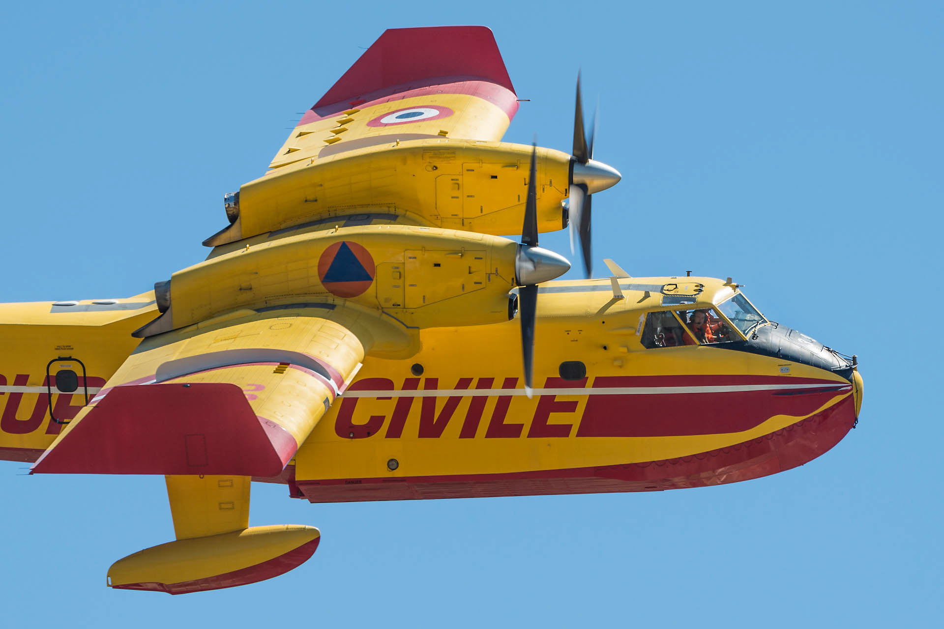 Démonstration d'extinction d'un incendie de forêt, largage par un Canadair CL-415