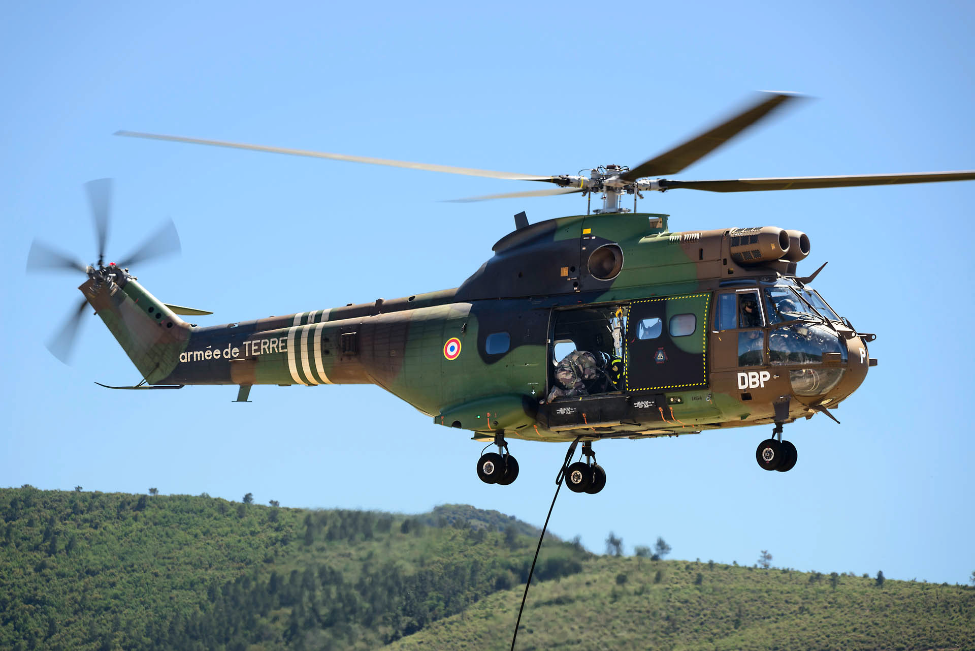 Démonstration d'extinction d'un incendie de forêt, treuillage d'une équipe de pompiers par un Aérospatiale SA-330 Puma