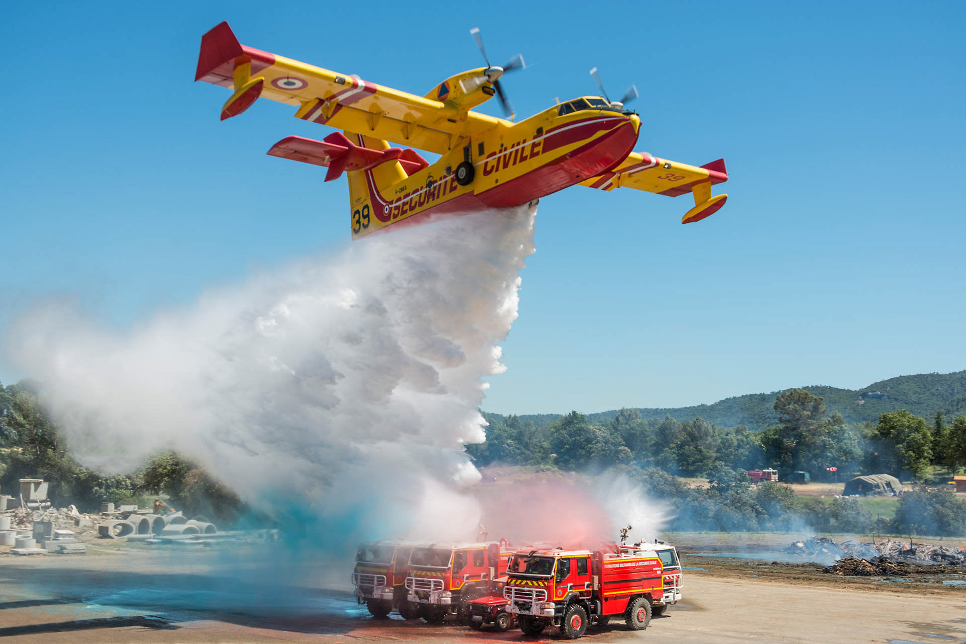Démonstration d'extinction d'un incendie de forêt, largage par un Canadair CL-415