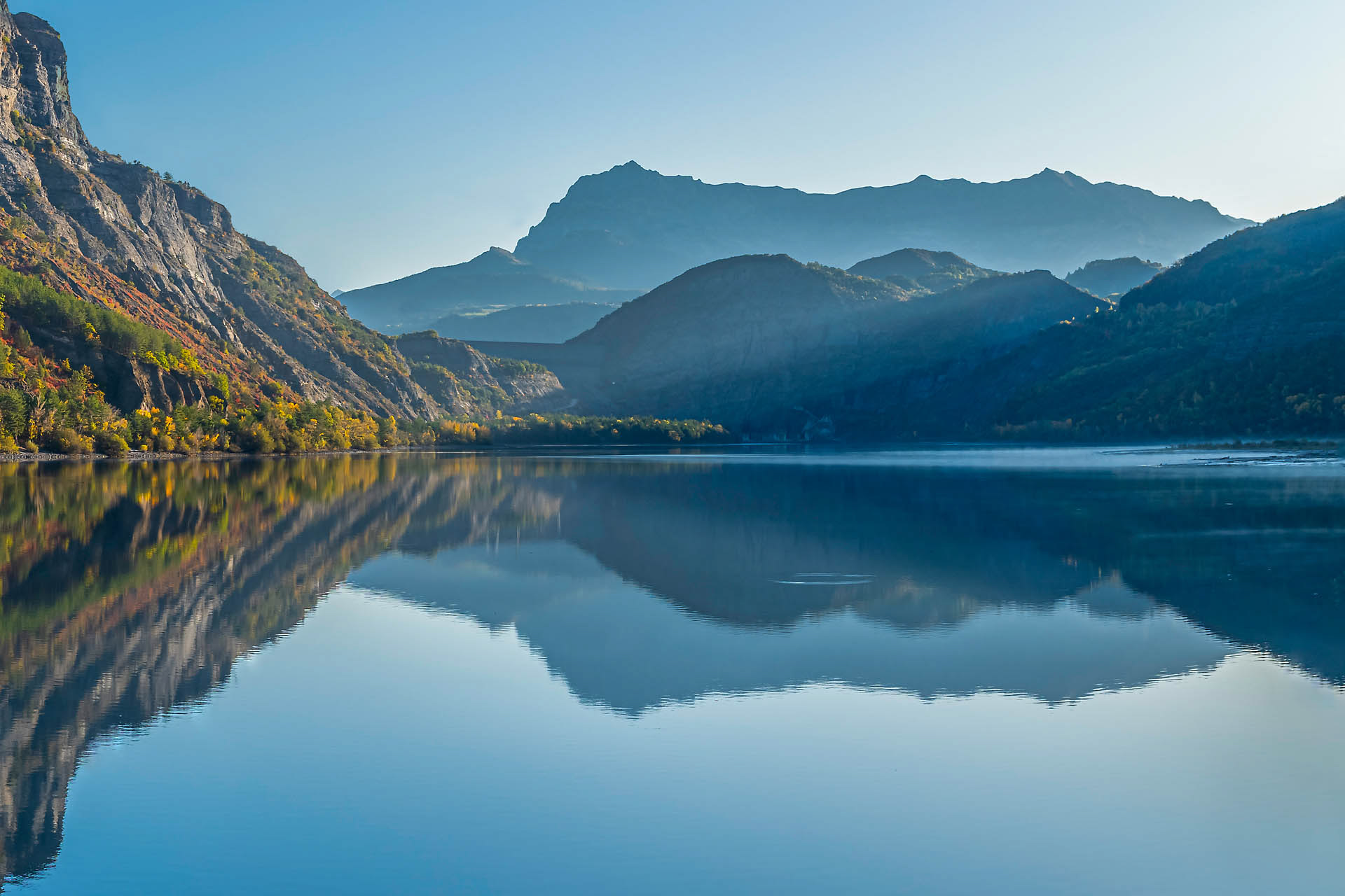 Retenue d'eau sur la Durance en amont du lac de Serre-Ponçon