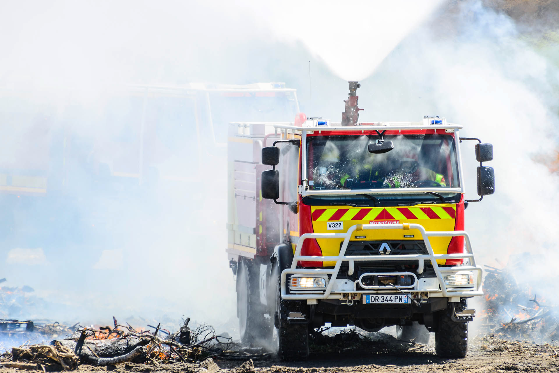 Démonstration d'extinction d'un incendie de forêt
