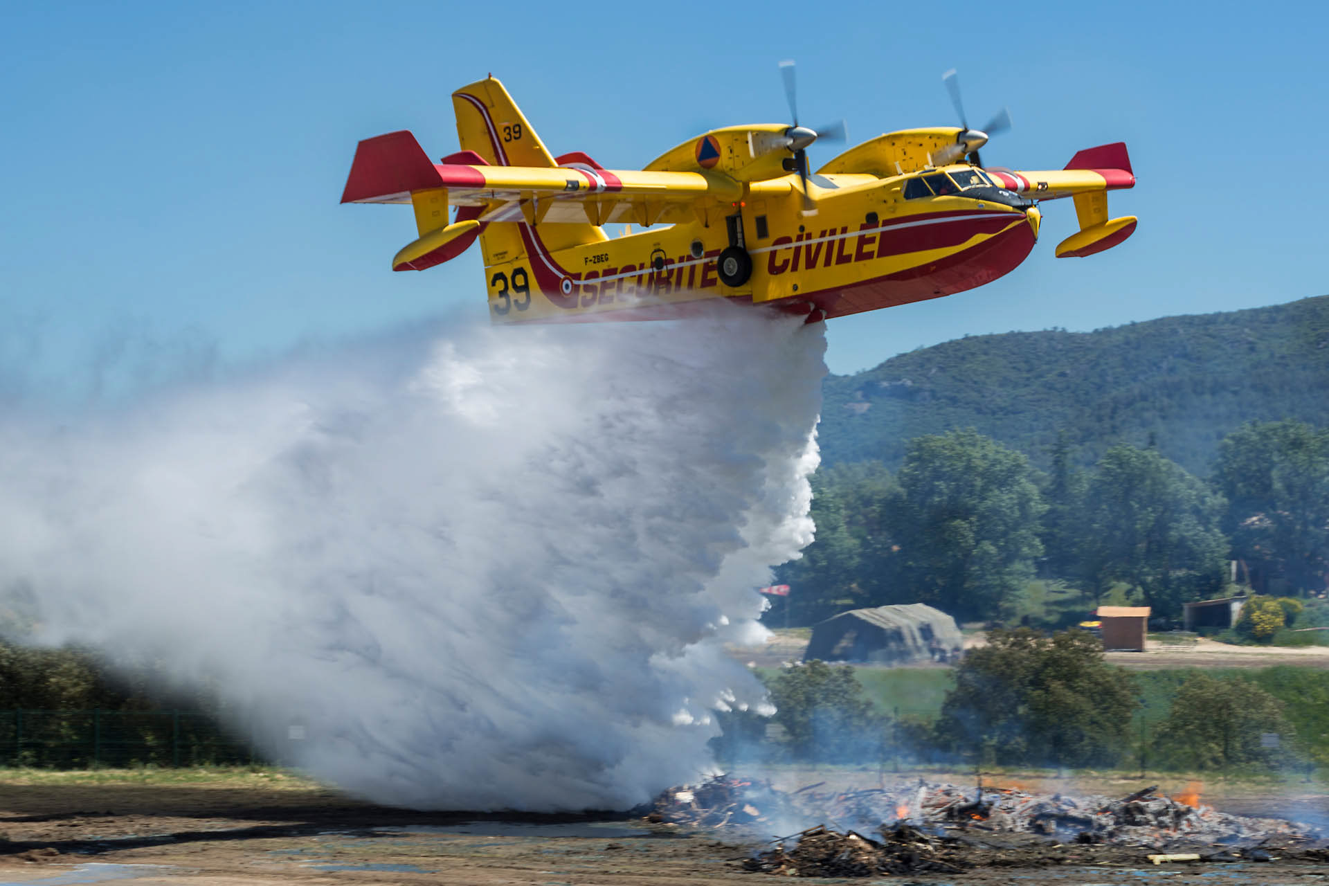 Démonstration d'extinction d'un incendie de forêt, largage par un Canadair CL-415