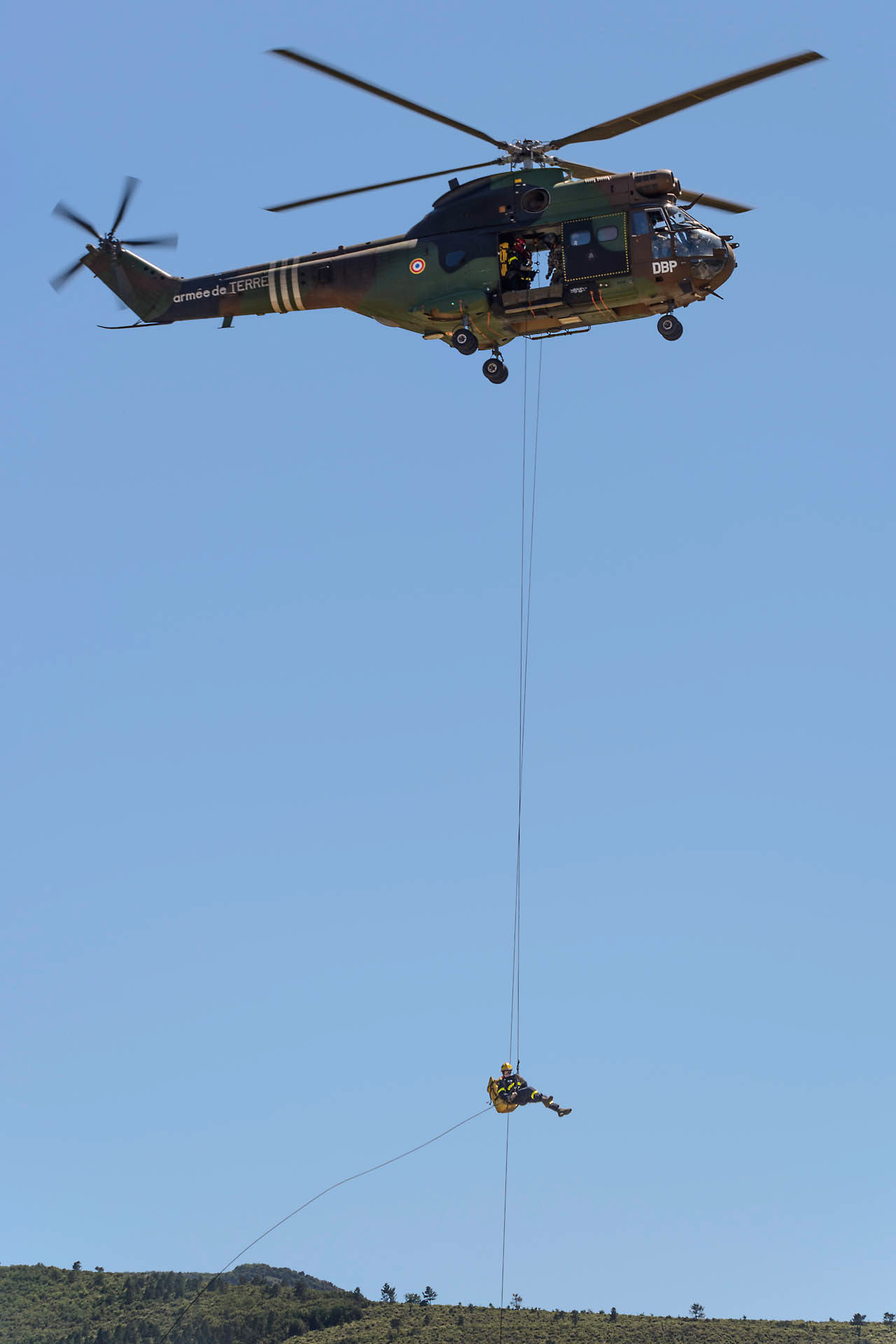 Démonstration d'extinction d'un incendie de forêt, treuillage d'un pompier  par un Aérospatiale SA-330 Puma