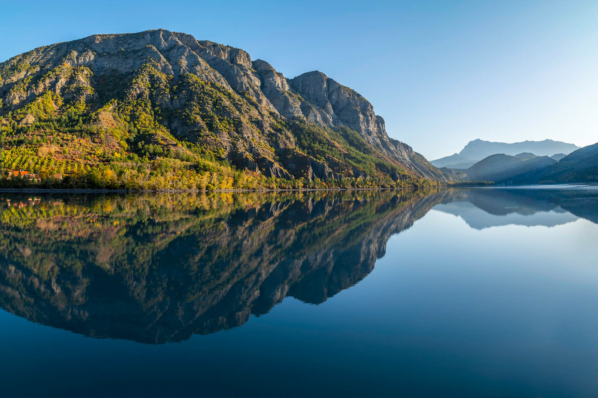 Retenue d'eau sur la Durance en amont du lac de Serre-Ponçon