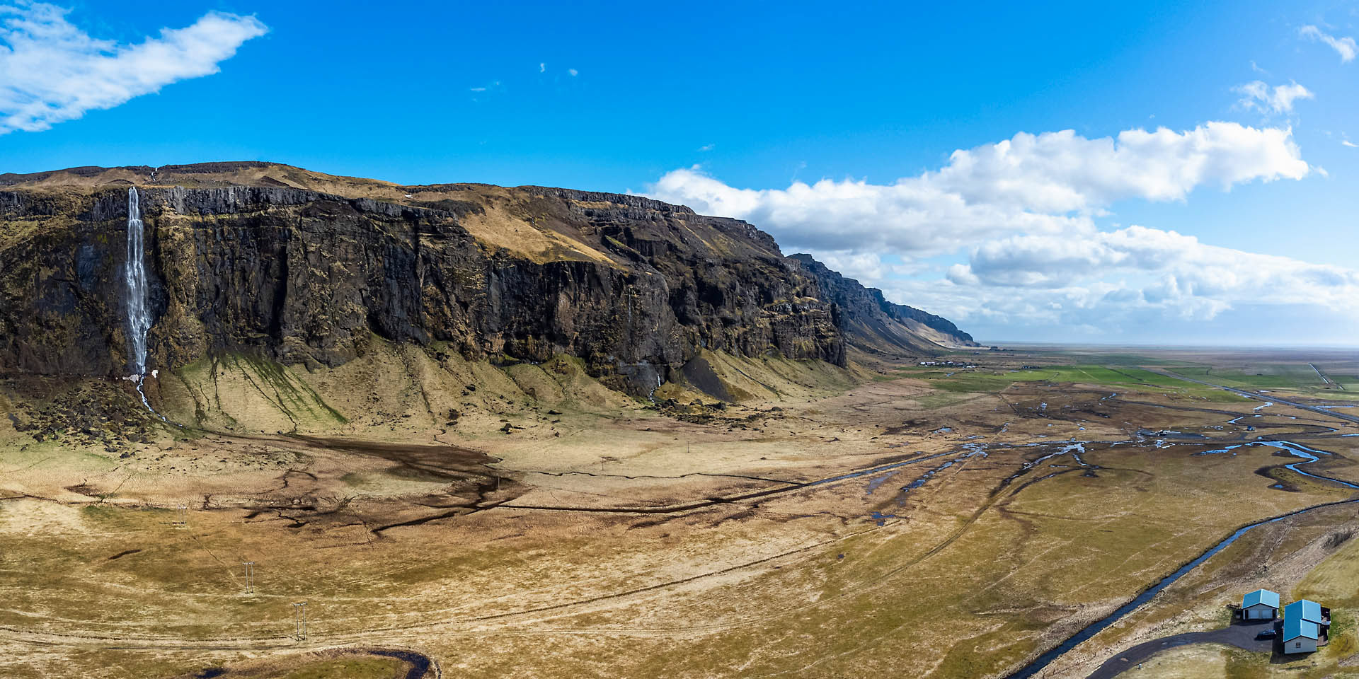 Chute d'eau sur les contreforts du volcan Eyjafjöll (Islande)