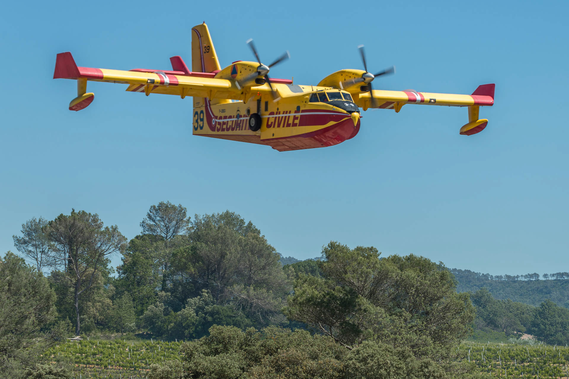 Démonstration d'extinction d'un incendie de forêt, largage par un Canadair CL-415
