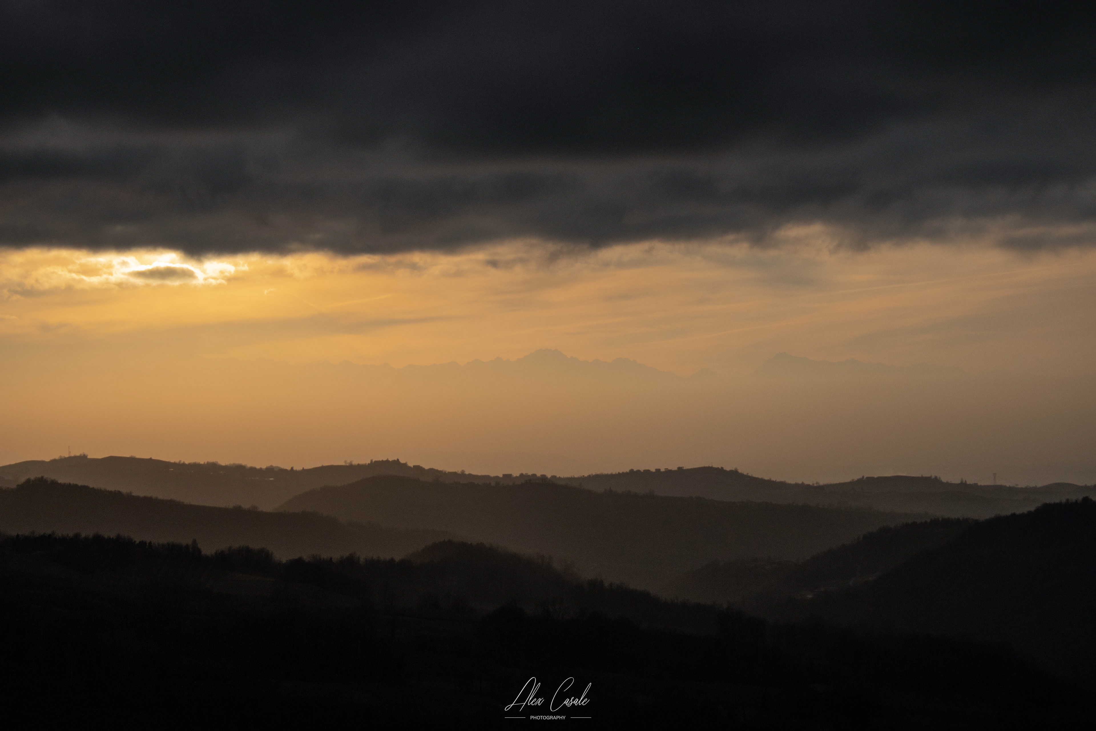 Un nuvoloso tramonto nelle langhe
