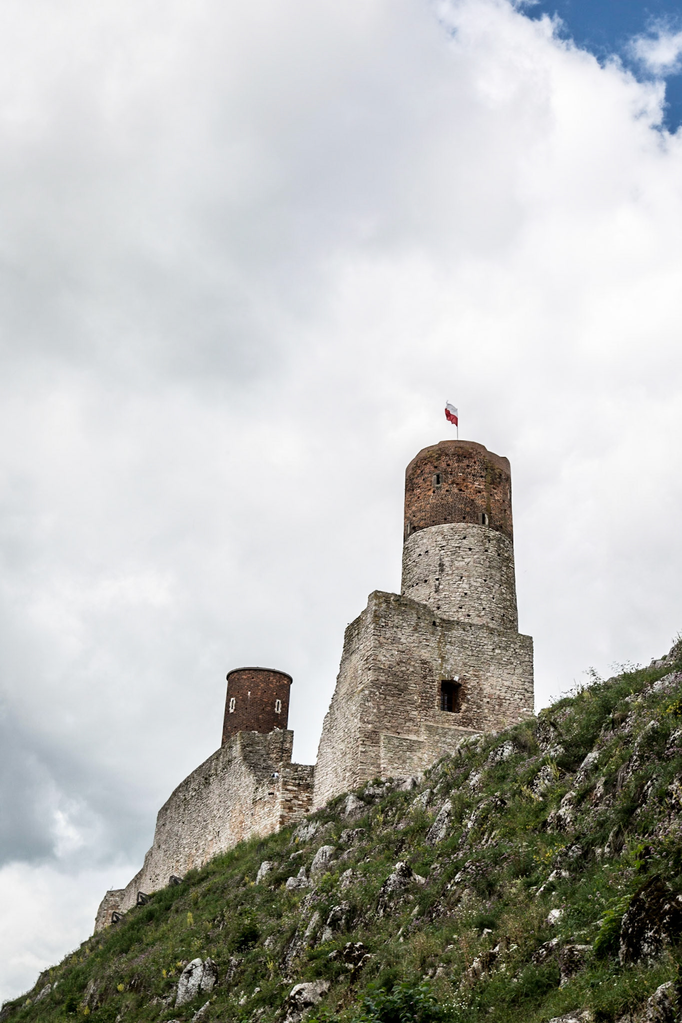 Zamek Królewski w ChęcinachChęciny Royal Castle was built in the late 13th century in Chęciny, Poland. It fell into ruin in the 18th century and remains in that state to this day.