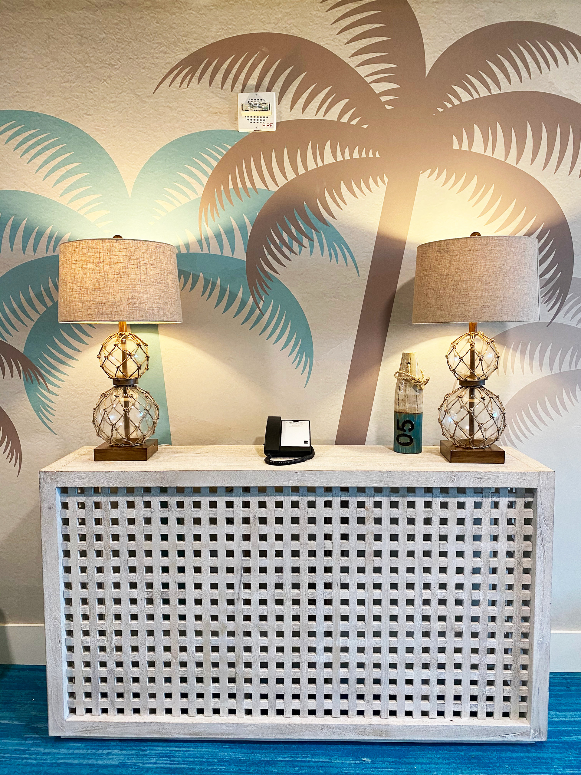CORRIDOR CONSOLE