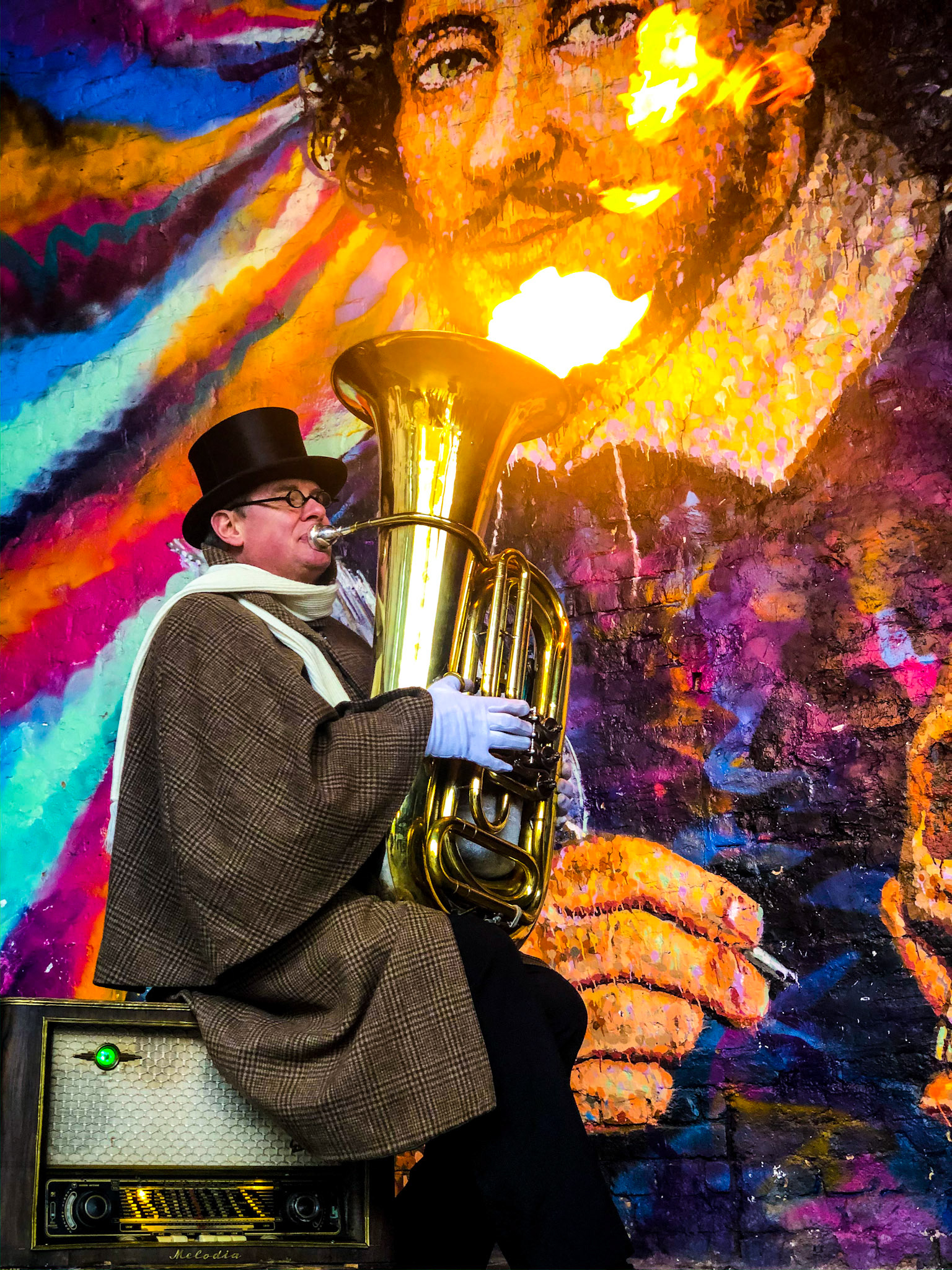 A tuba player under the Southwark Bridge in London, GB