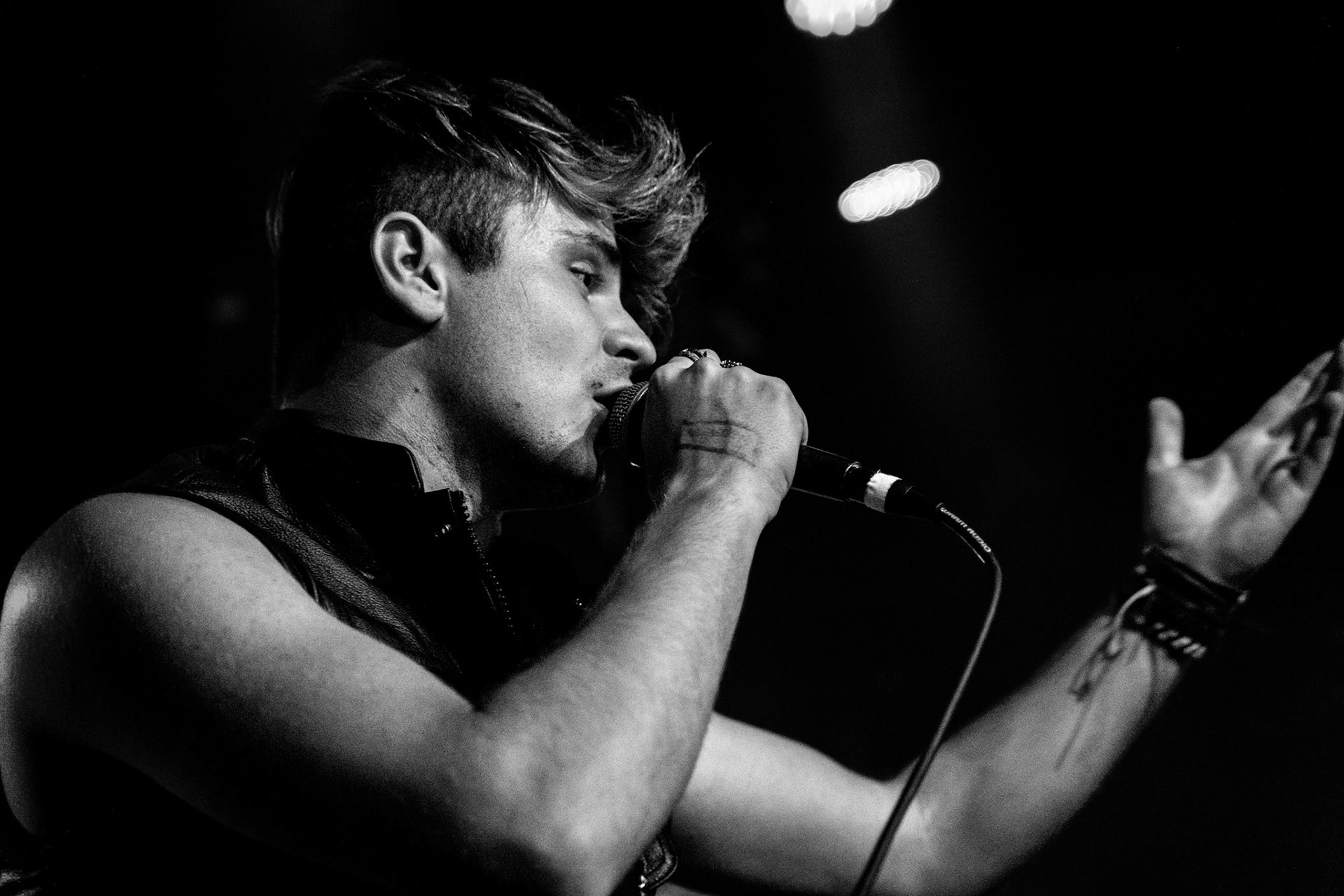 Vella La Vella lead man Johnny Symmes live at The Whiskey A Go Go