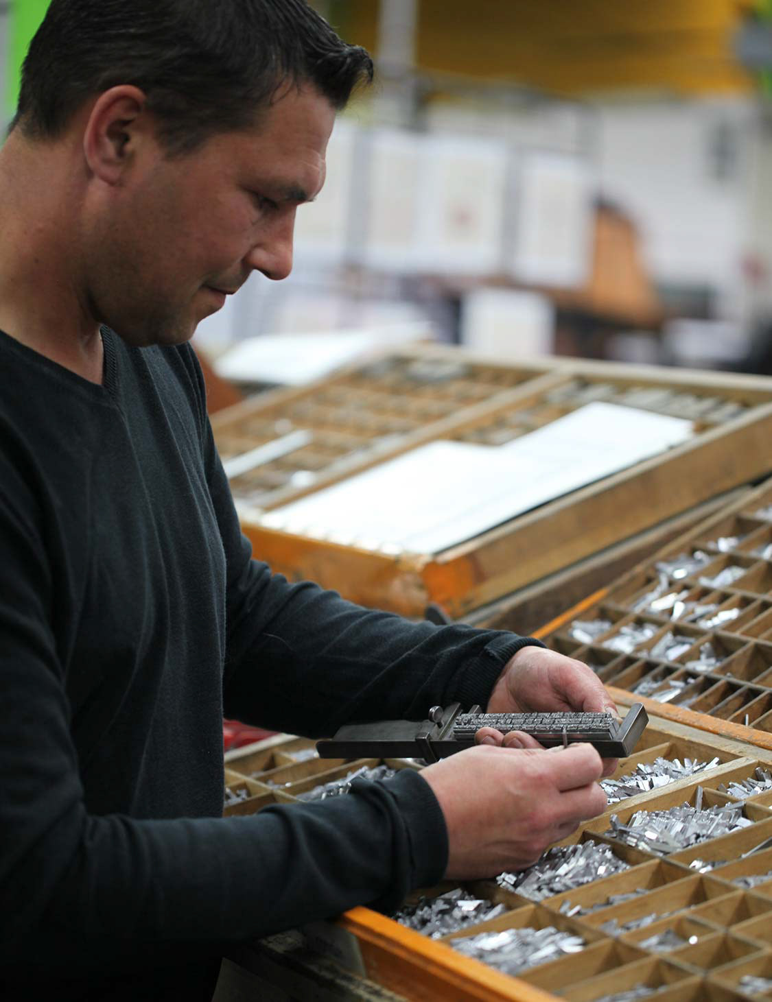 Frédéric Lepetz, compositeur-typographe à l’atelier du Livre d’art.