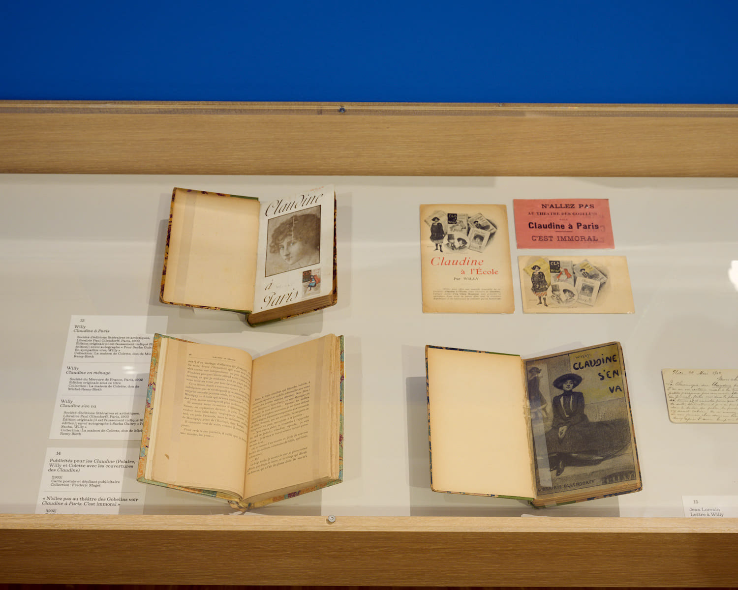 Exposition Colette, série des « Claudine », signée Willy, et publicités, 1900-1903 © Leo Fabrizio