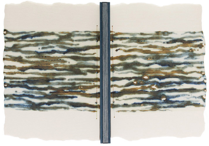 Reliure de Françoise Mundet sur Les Fées de la mer d’Alphonse Karr. Structure à l’orientale avec plats en porcelaine émaillée et dos en cuir. 20 x 24 cm. © ARA France