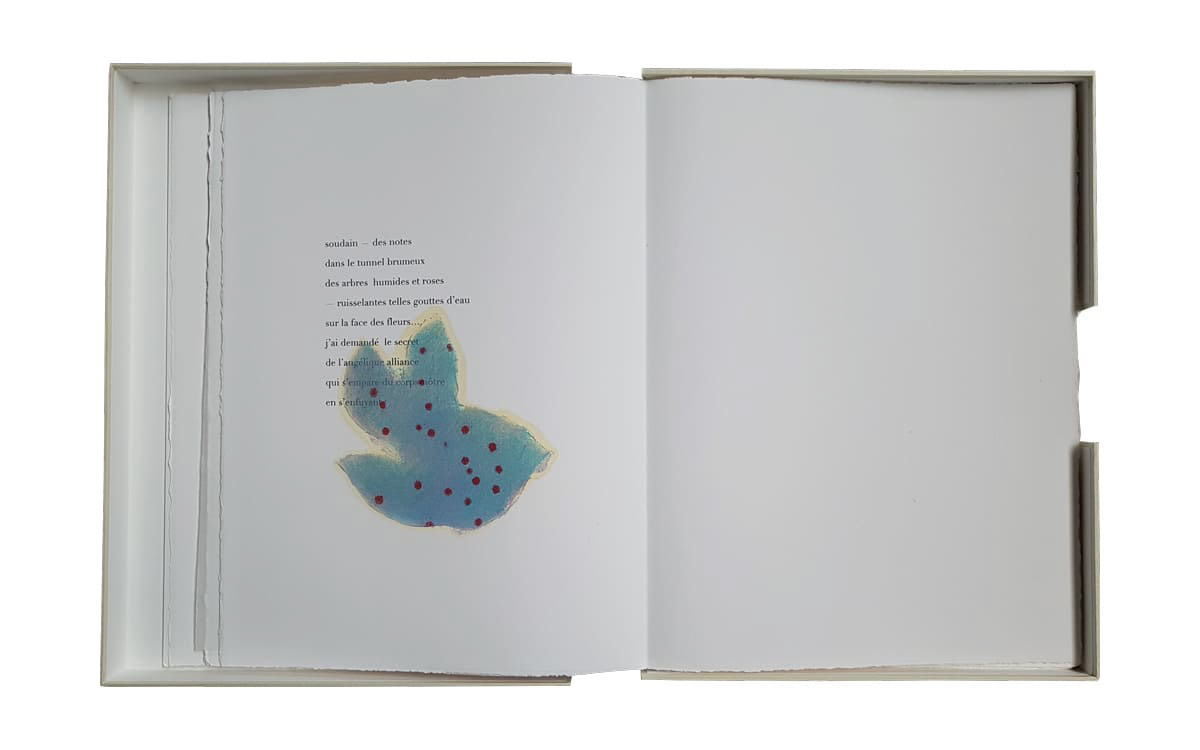 Denise Le Dantec : Là où fleurissent Ce poème inédit de Denise Le Dantec, a été composé en didot de corps 18 et enrichi de 14 dessins au pastel sec, à l’huile et à la cire de Thierry Le Saëc. Les textes ont été imprimés sur les presses des éditions de la canopée. L’emboîtage a été confié à l’atelier Jeanne Frère de Nantes. Il a été tiré à 12 exemplaires sur vélin BFK de rives, numérotés de I à XII dont trois exemplaires enrichis d’une suite des dessins sur du papier Tikataya. Tous les exemplaires sont signés par l’auteure et le peintre. achevé d’imprimer le 19 novembre 2020, à kergollaire en Languidic, pour les éditions de la canopée. Format fermé : 38 x 29 cm. Format ouvert (livre en leperello) 38 x 616 cm.
