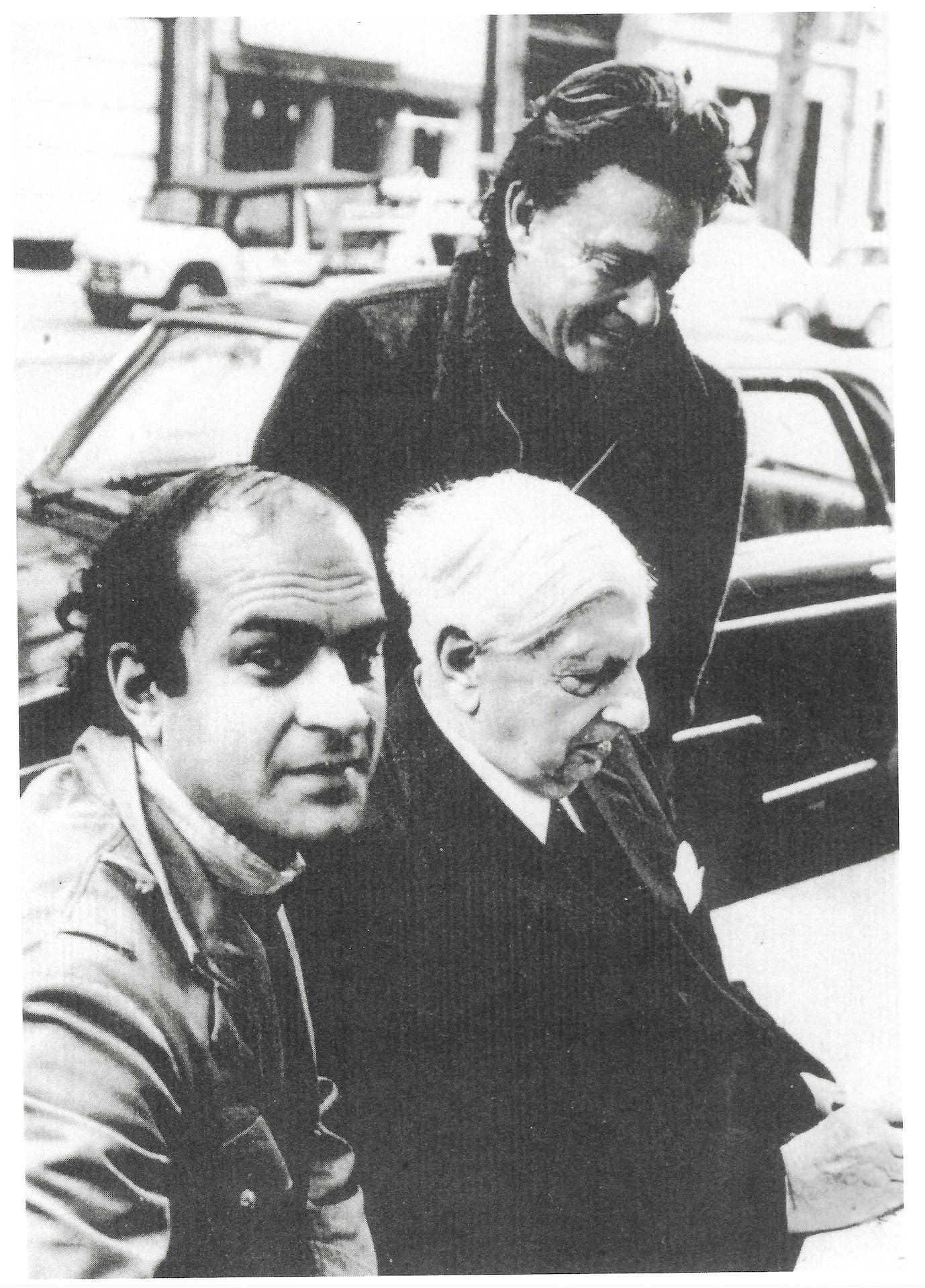 Avec le galeriste Alexander Iolas et Giorgio de Chirico à Paris, en 1973 Courtesy Alekos Fassianos Museum & Estate
