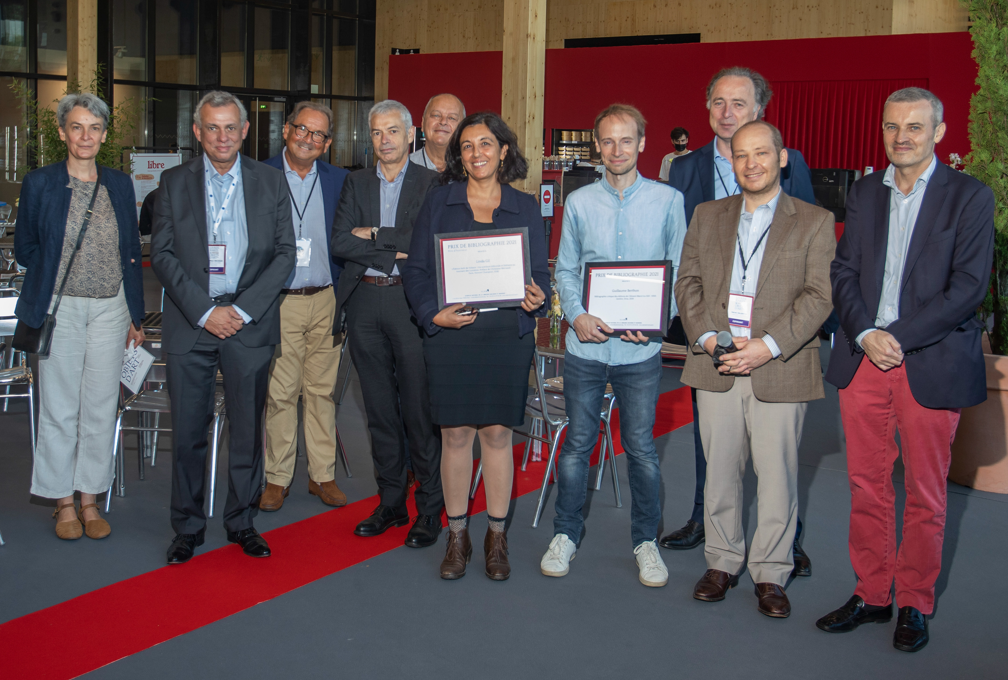 Nadine Ferey (Conservatrice du fonds ancien de la Bibliothèque de l’Arsenal), Jean-Marc Dechaud (SLAM), Patrick Hatchuel (SLAM, président du jury), Jean-Marc Chatelain (Directeur de la réserve des livres rares, BnF), Henri Bonnefoi (SLAM), Linda GIL, Guillaume BERTHON (prix d’honneur et lauréat 2021) Benoît Forgeot (SLAM), Hervé Valentin (SLAM), Emmanuel Pierrat (avocat, collectionneur et bibliophile). Absents sur la photo et excusés : Yann Sordet (Conservateur général de la Bibliothèque Mazarine), George Vigarello.