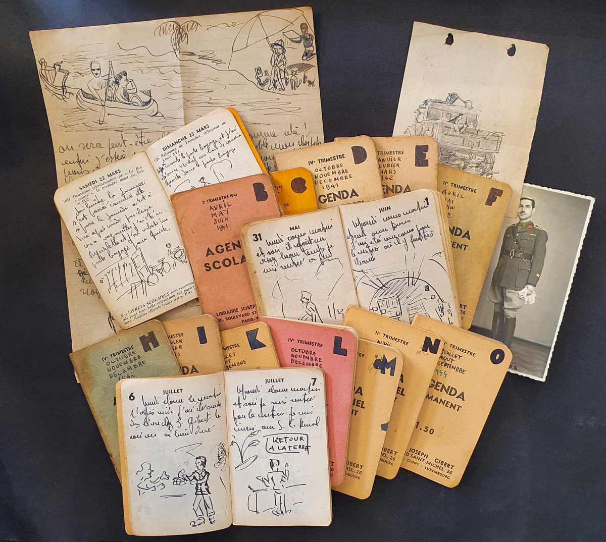 Les agendas (15 petits carnets agrafés "Gibert Joseph") légendés et illustrés par un lycéen pendant l'Occupation : Serge Dubos, habitant de Montrouge et étudiant au lycée Montaigne à Paris, narre jour après jour sa vie quotidienne entre janvier 1941 et septembre 1944 : il raconte en images le ressemelage de ses chaussures, ses soucis avec son vélo, la voiture qui ne sert plus jamais, les fréquents retours à pied jusqu'à Montrouge, les profs absents, le froid, les difficultés d'approvisionnement en charbon, la rentrée à Lakanal puis au cours Florent, le métro, les restaurants, le rationnement, le couvre-feu, la revente des livres chez Joseph Gibert et les courses au Printemps, le cinéma plusieurs fois par semaine, les pièces de théâtre à la T.S.F. et les alertes à la bombe... plus de 1000 pages méthodiquement remplies à l'encre.