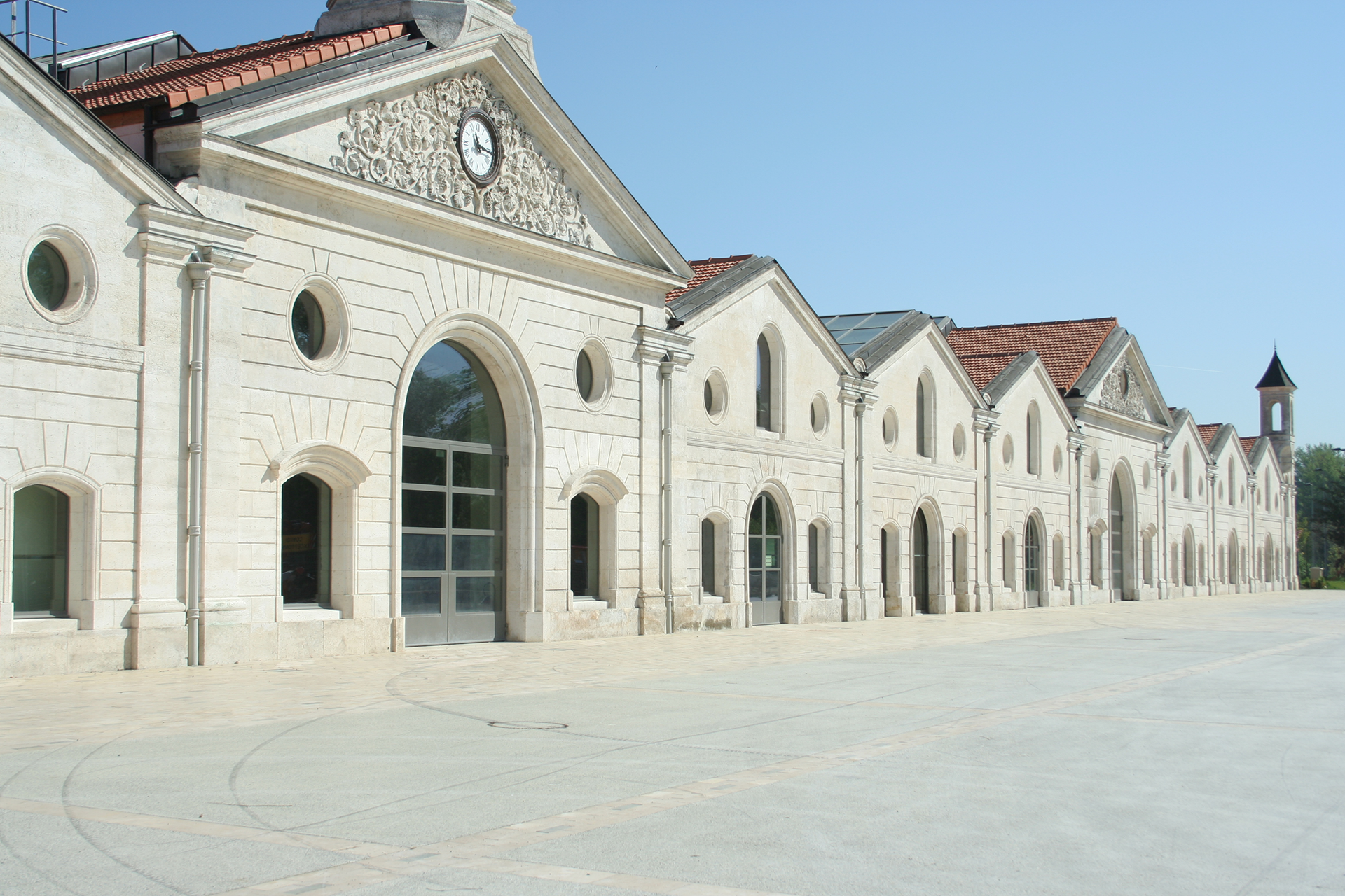 Anciens chais restaurés, abritant le musée et la librairie, © C. Janvier | La Cité