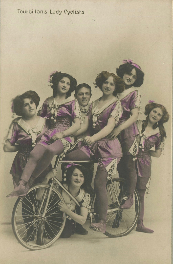LES AMAZONES - Music Hall, Souvenir Tourbillon Troupe. 1907. Ensemble de 8 cartes postales colorées, tirage argentique. Troupe de femmes cyclistes de Max Tourbillon