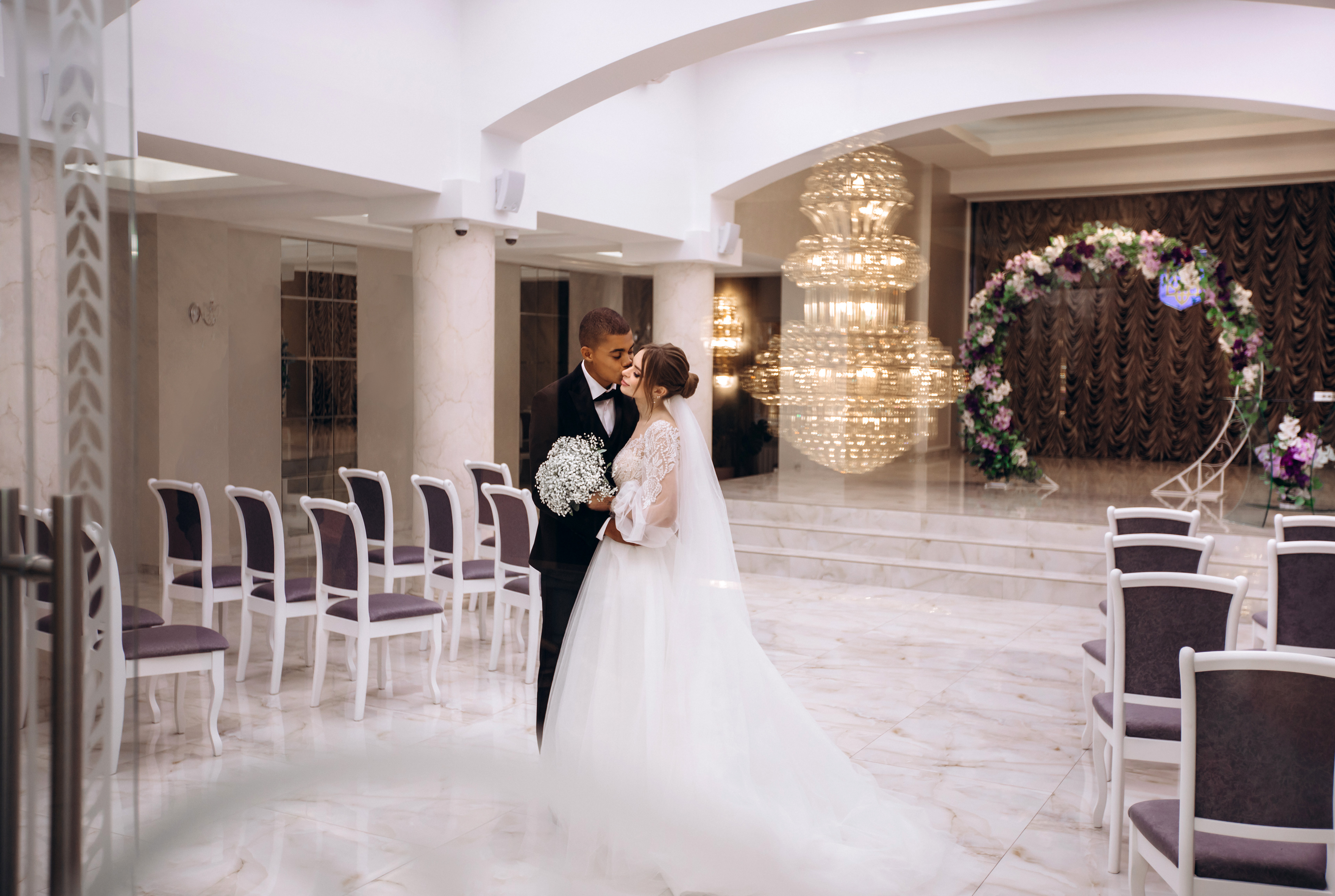 Hochzeitsfotograf Sachsen: Elegante Brautpaar-Fotografie in stilvoller Kulisse. Inna & Denis.