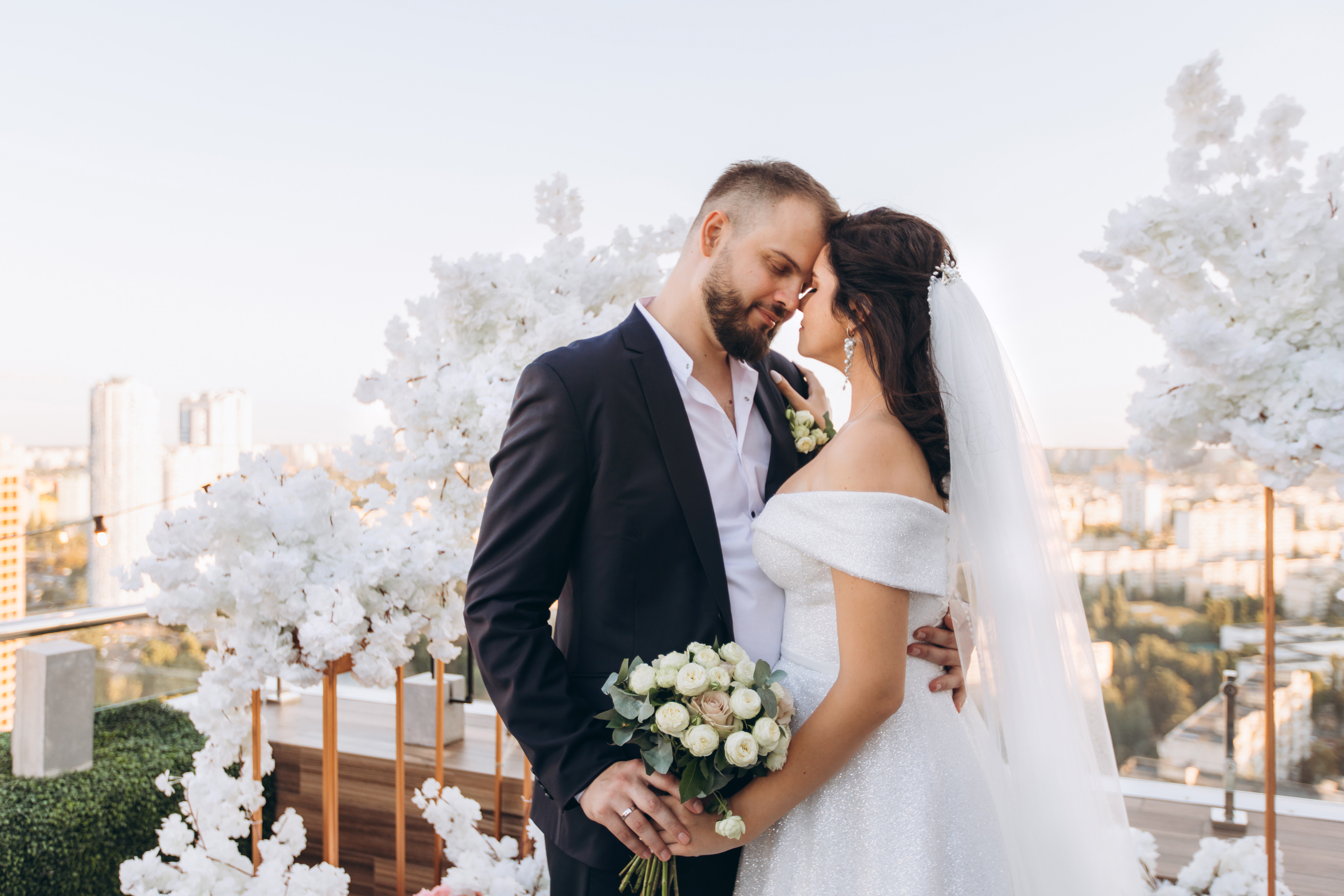 Brautpaar Maria und Nikolaj beim Shooting im Sonnenuntergang. Professionelle Hochzeitsfotos von KovalchukStudio.