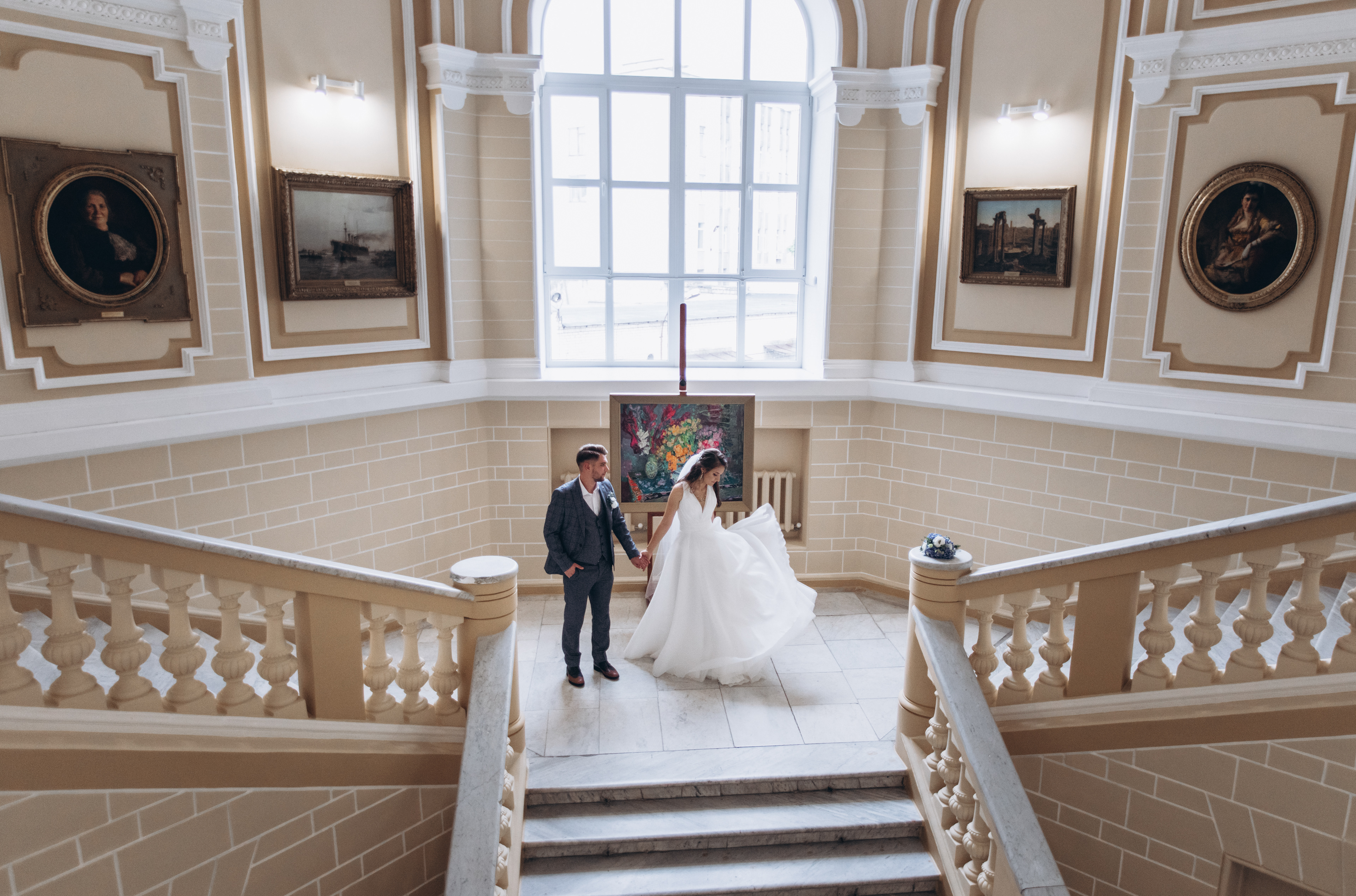 Hochzeitsvideo Sachsen: Elegantes Brautpaar-Shooting in einer historischen Treppenhaus-Kulisse – Viktoria & Sergej.