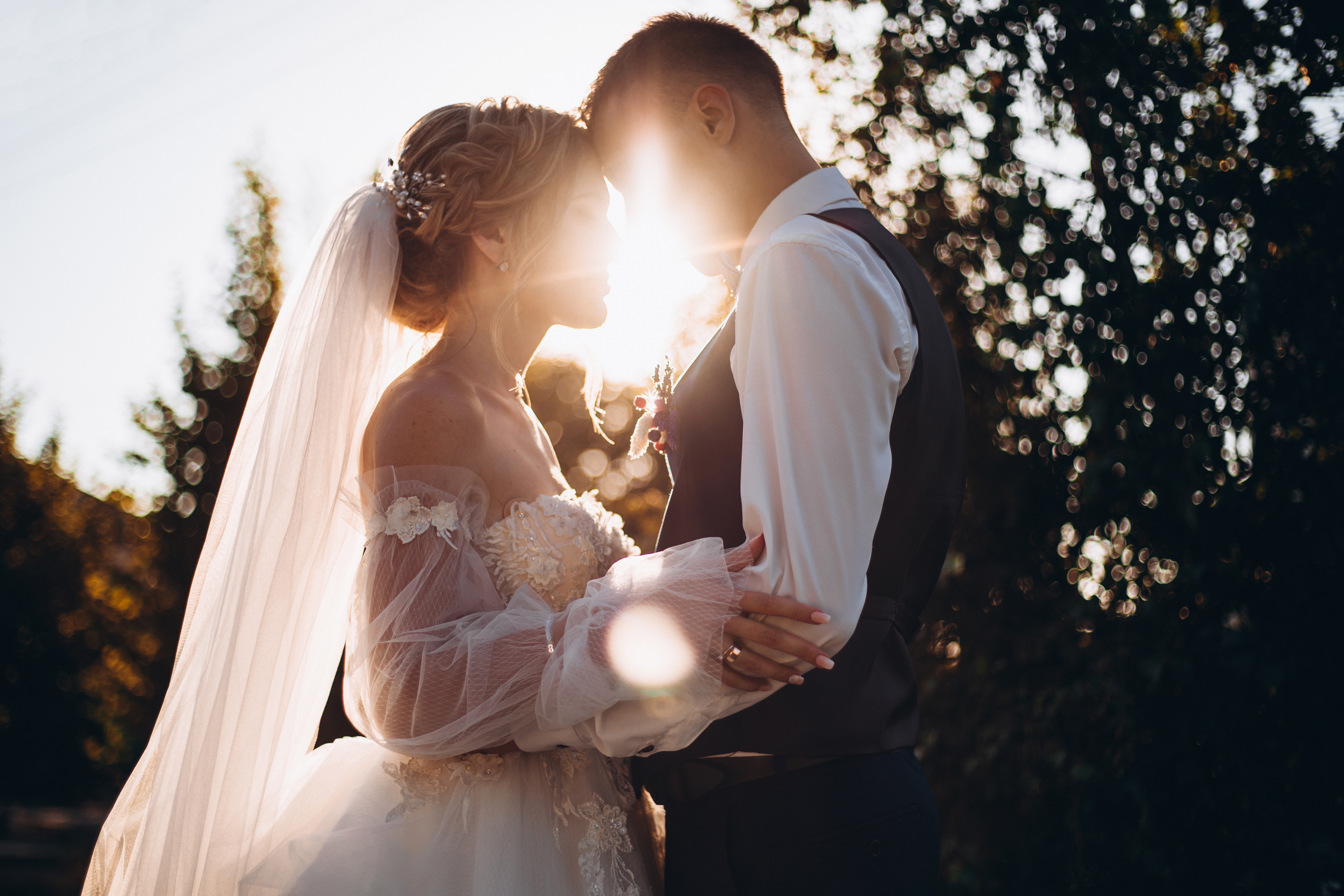 Hochzeitsfotograf Dresden: Romantisches Brautpaar-Shooting im Gegenlicht. Marina & Eugen.