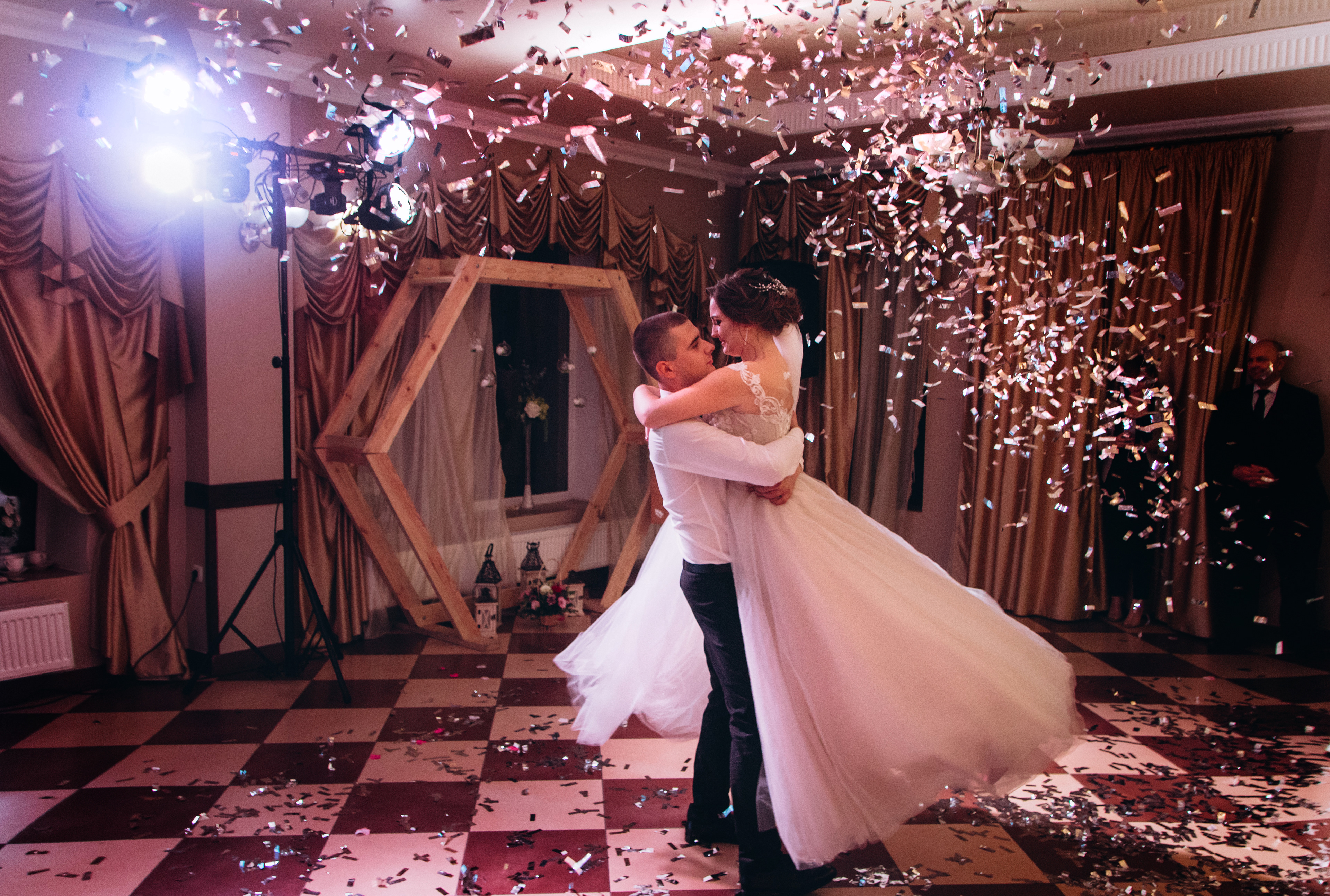 Hochzeitsfotograf Leipzig: Magischer Hochzeitstanz mit Konfetti-Regen. Alexandra & Igor.