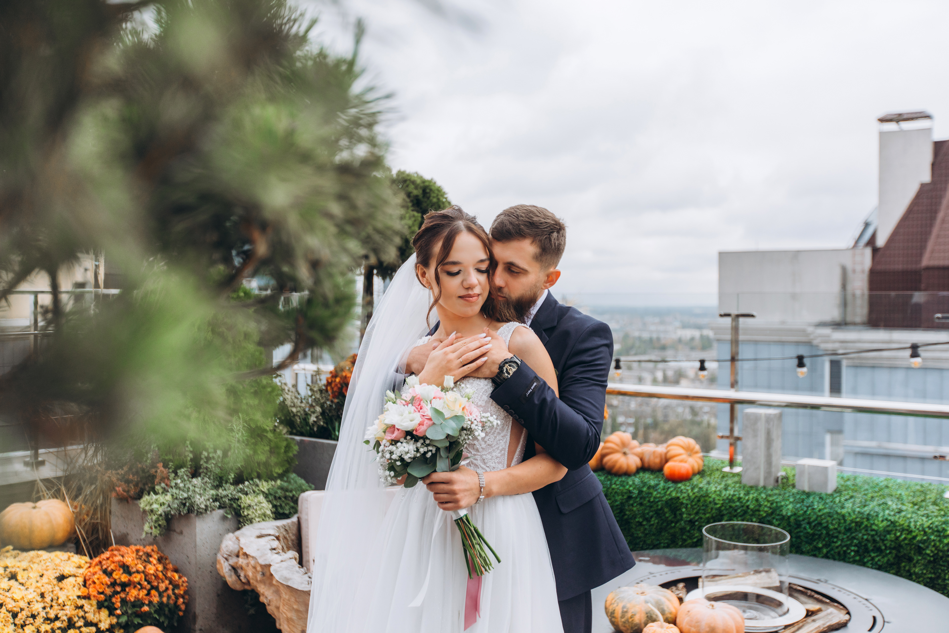 Hochzeitsfotograf Leipzig: Stilvolles Brautpaar-Shooting auf einer Dachterrasse. Julia & Vlad.