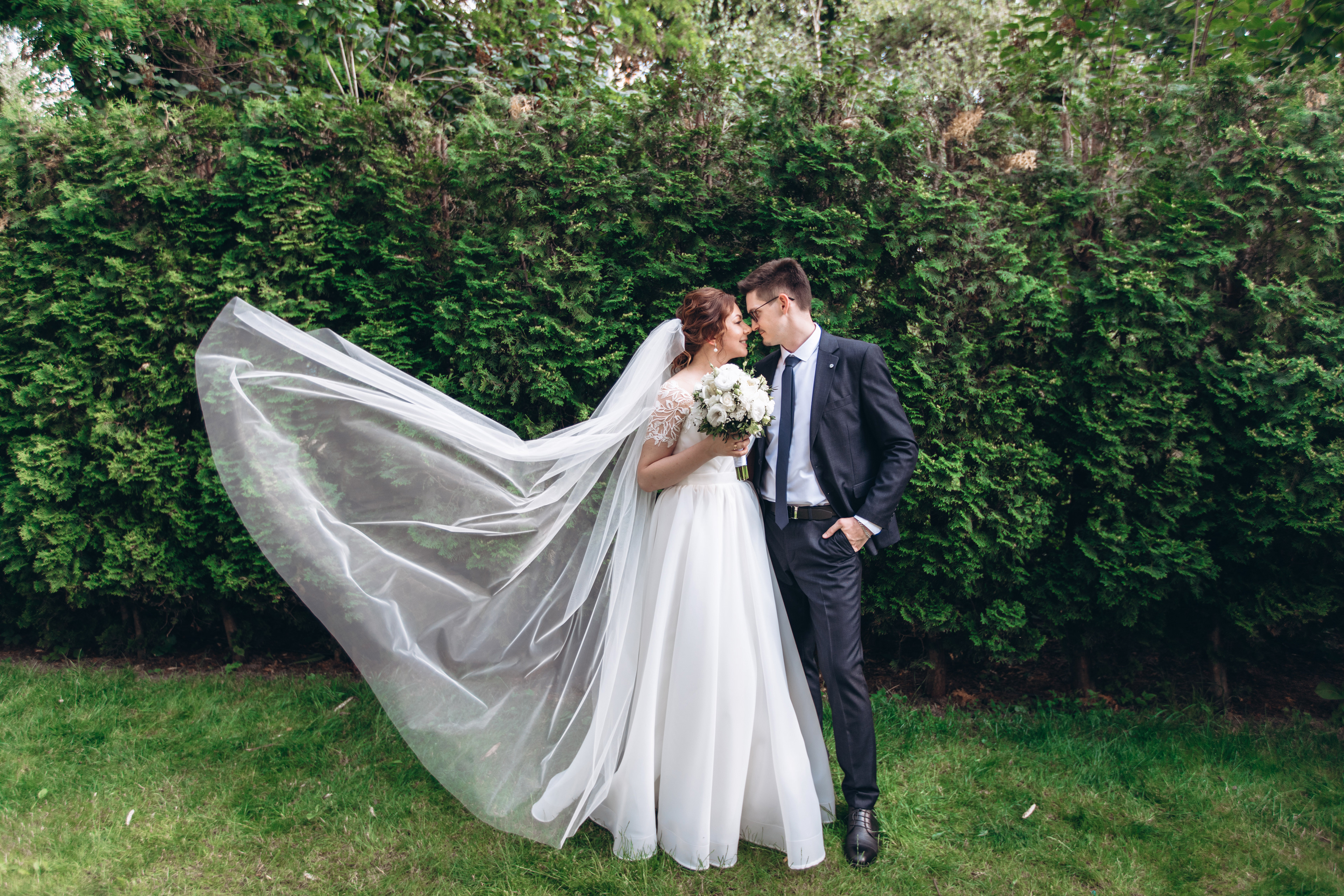 Hochzeitsfotograf Chemnitz: Romantischer Moment mit fliegendem Schleier. Brautpaar Julia & Maksim.