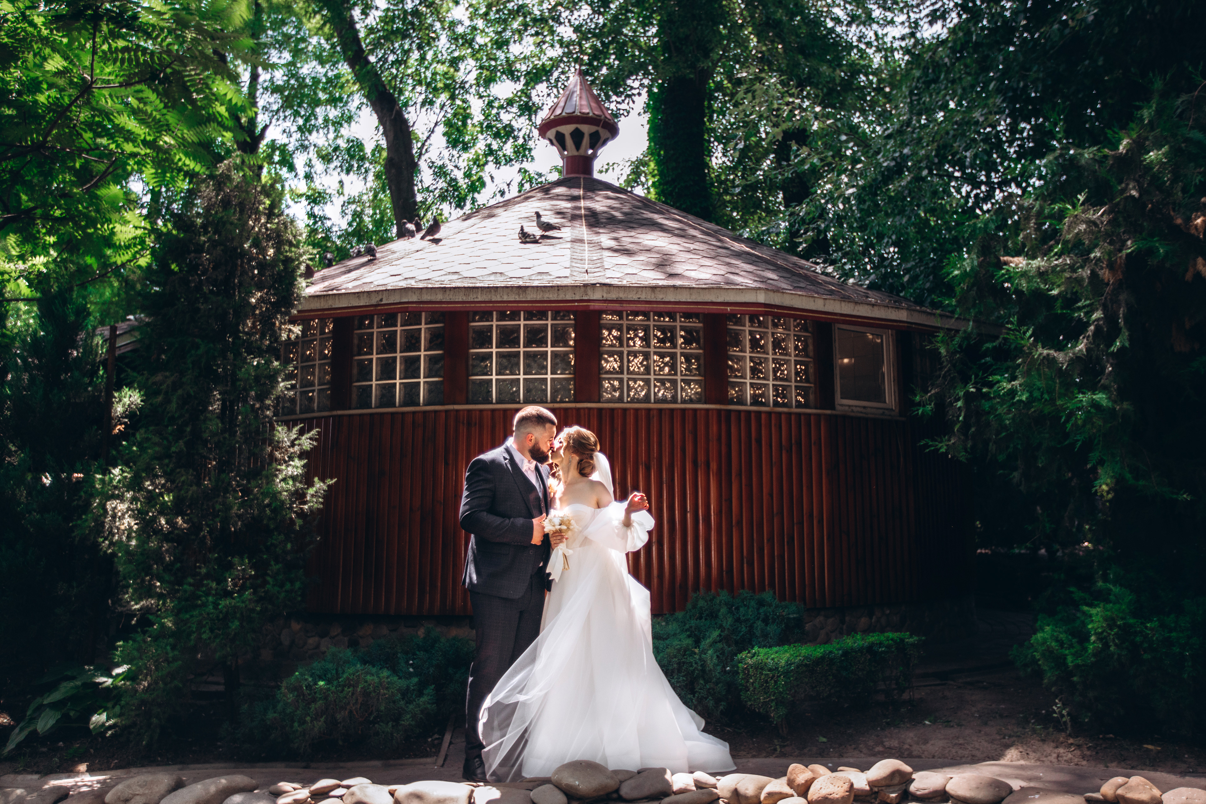 Hochzeitsfotograf Chemnitz: Romantisches Shooting vor einer urigen Holzhütte. Daria & Peter.