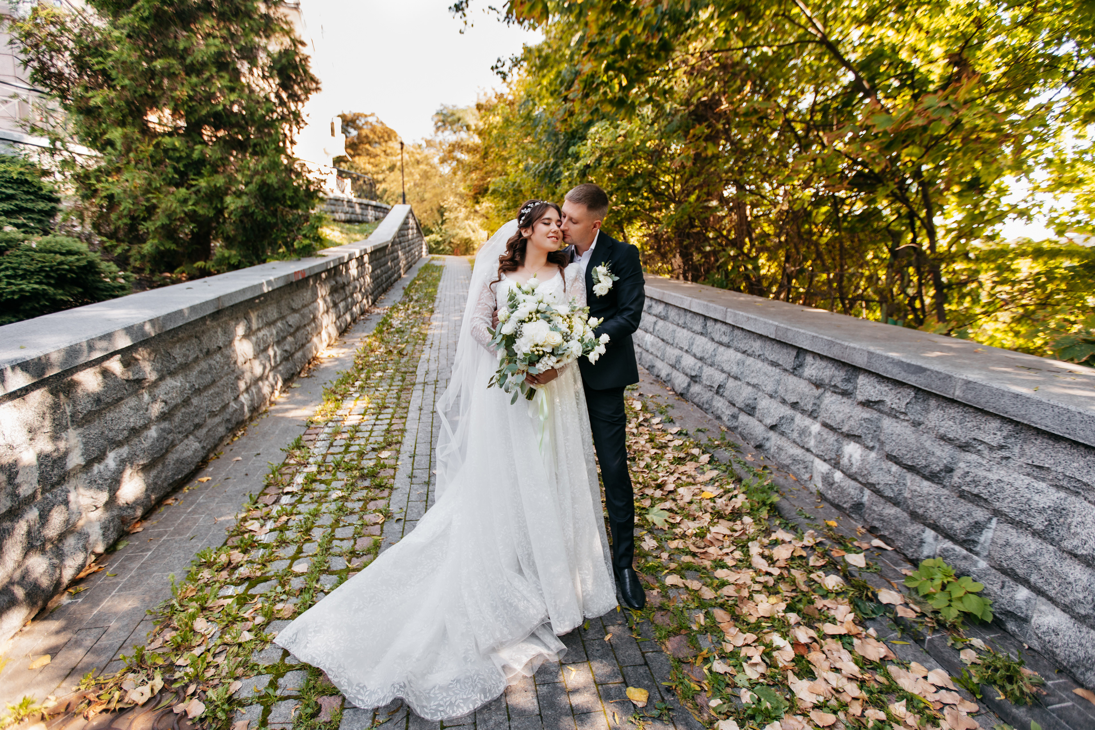 Hochzeitsfotograf Chemnitz: Romantisches Brautpaar-Shooting im Park. Brautpaar Anastasia & Yurij.