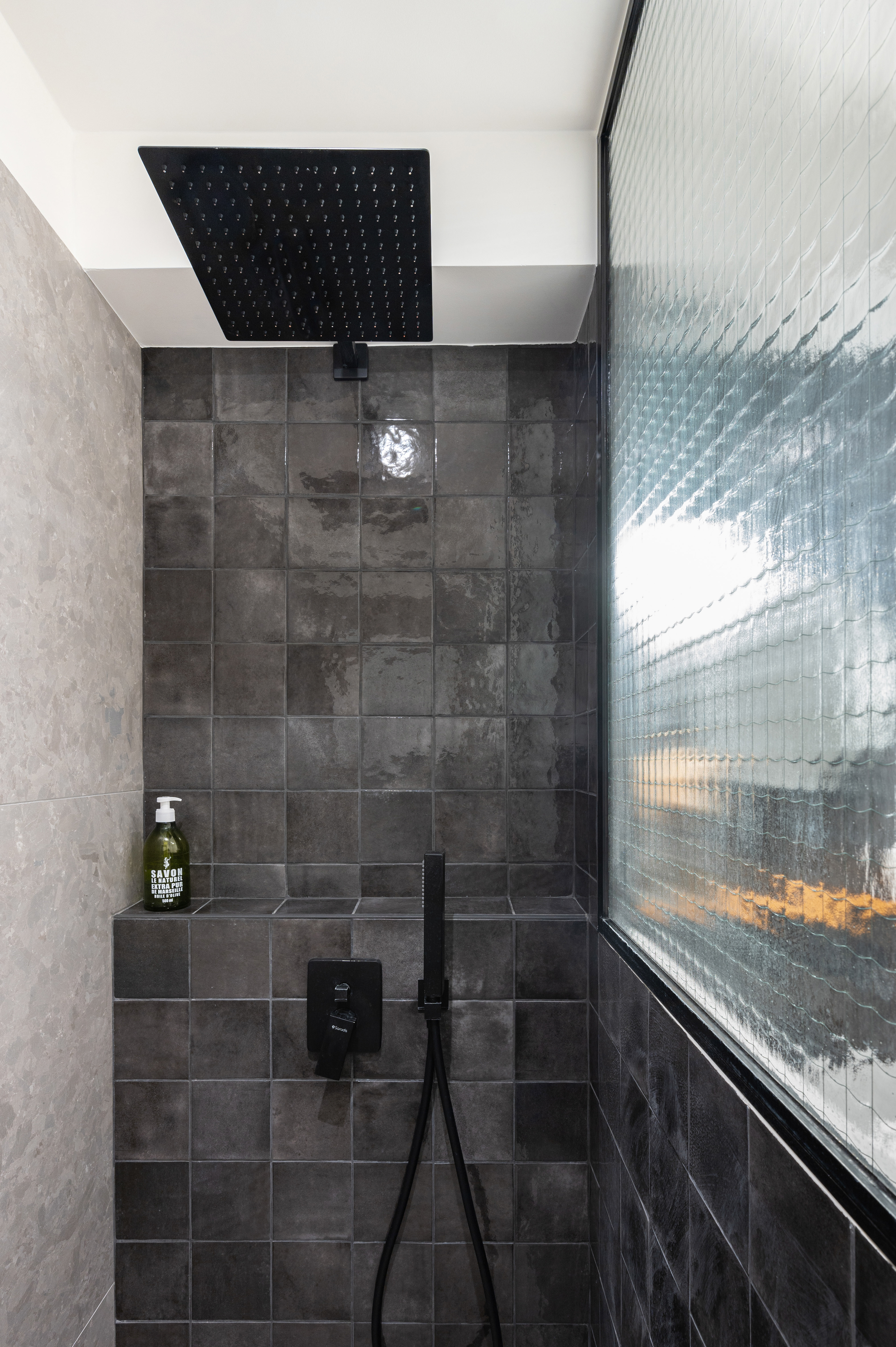 Douche grise et zelliges